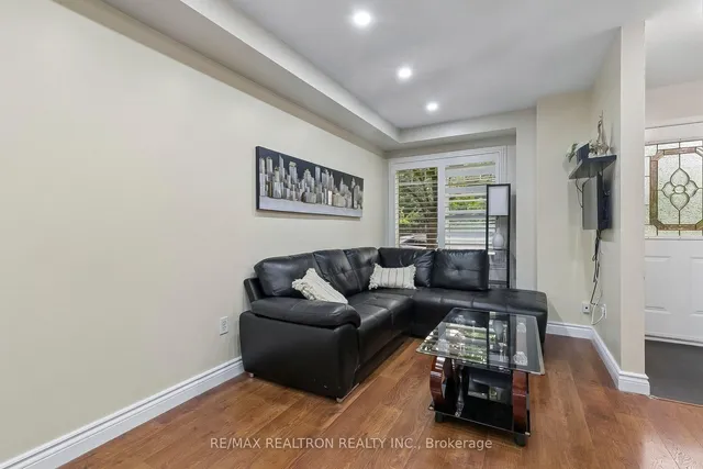 25 Hedge End Rd, Toronto 5