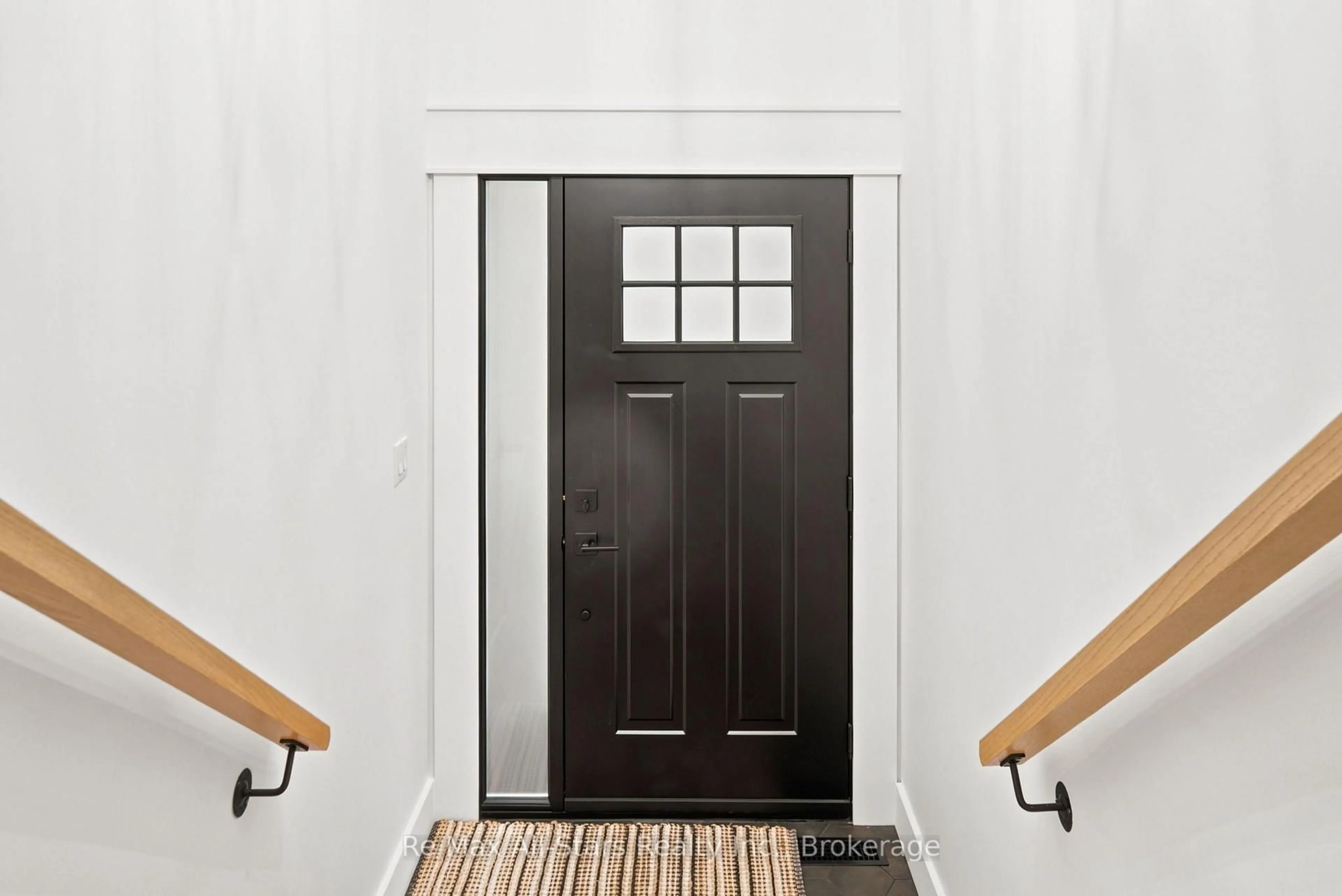 Indoor entryway for 29 Applewood Cres, Scugog Ontario L9L 1G7