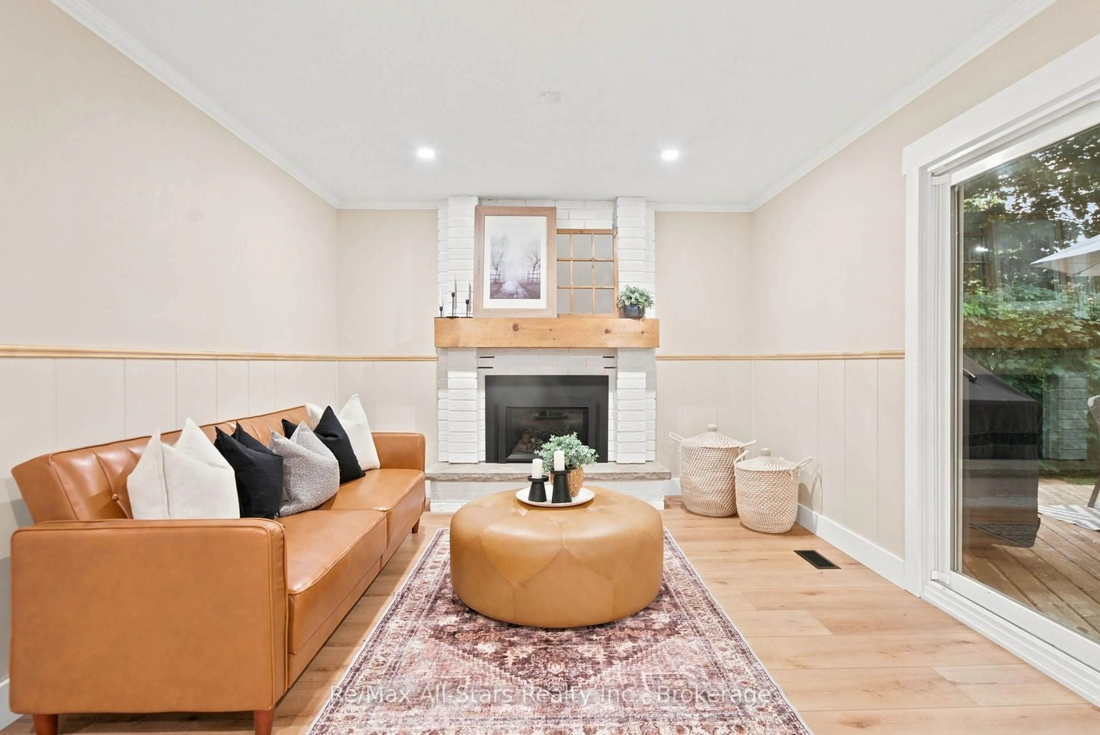 Living room with furniture, unknown for 29 Applewood Cres, Scugog Ontario L9L 1G7