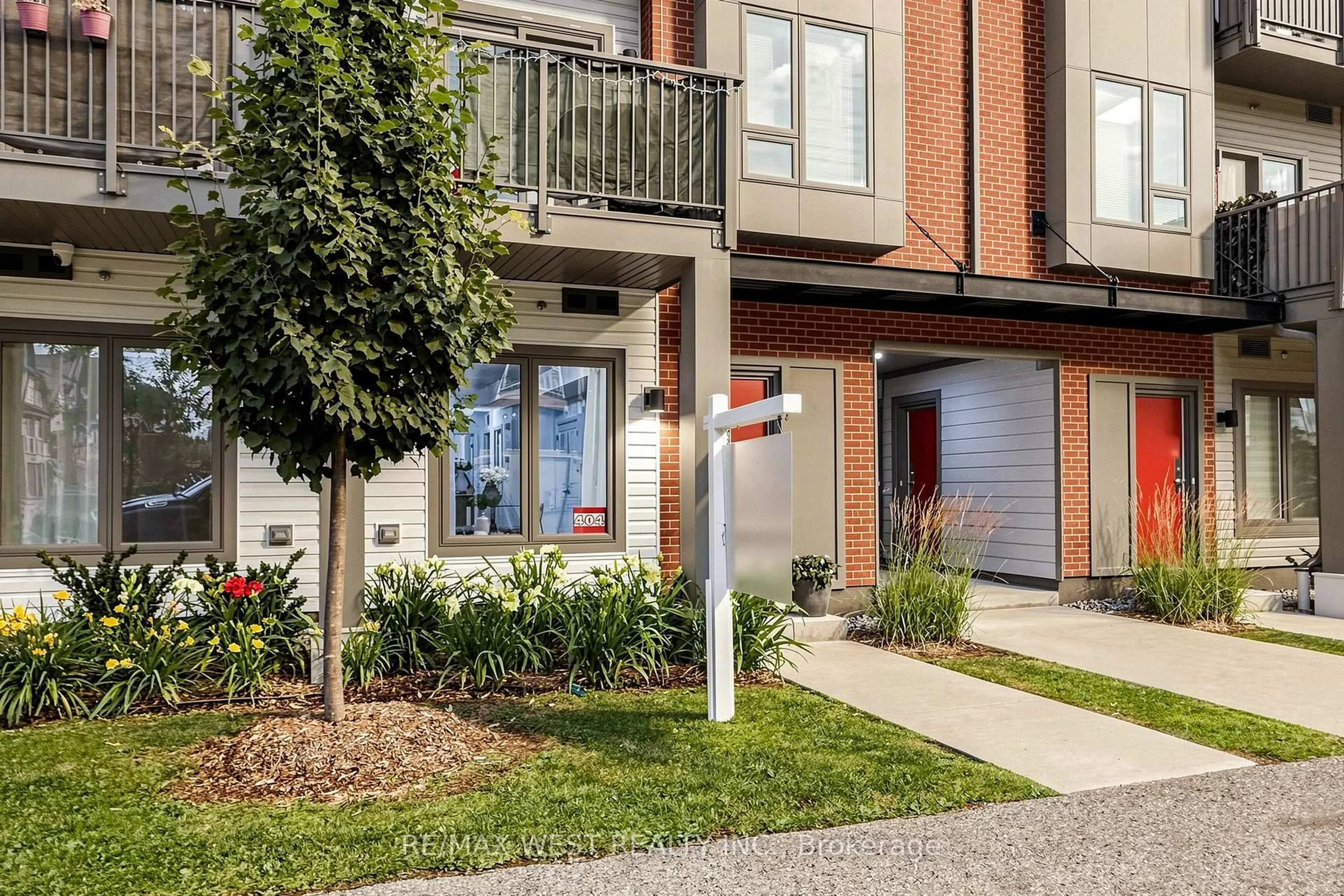 Home with brick exterior material, street for 2635 William Jackson Dr #404, Pickering Ontario L1X 0L3