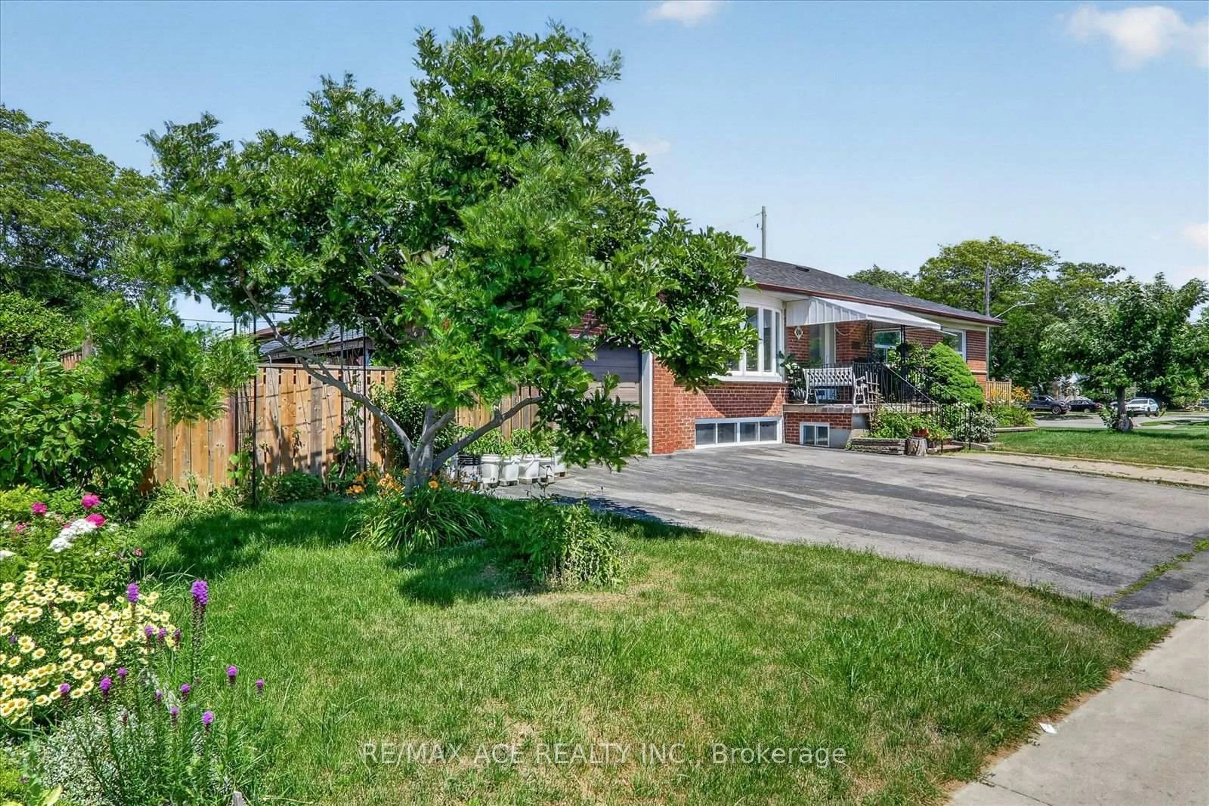 A pic from outside/outdoor area/front of a property/back of a property/a pic from drone, street for 60 Chillery Ave, Toronto Ontario M1K 4S9