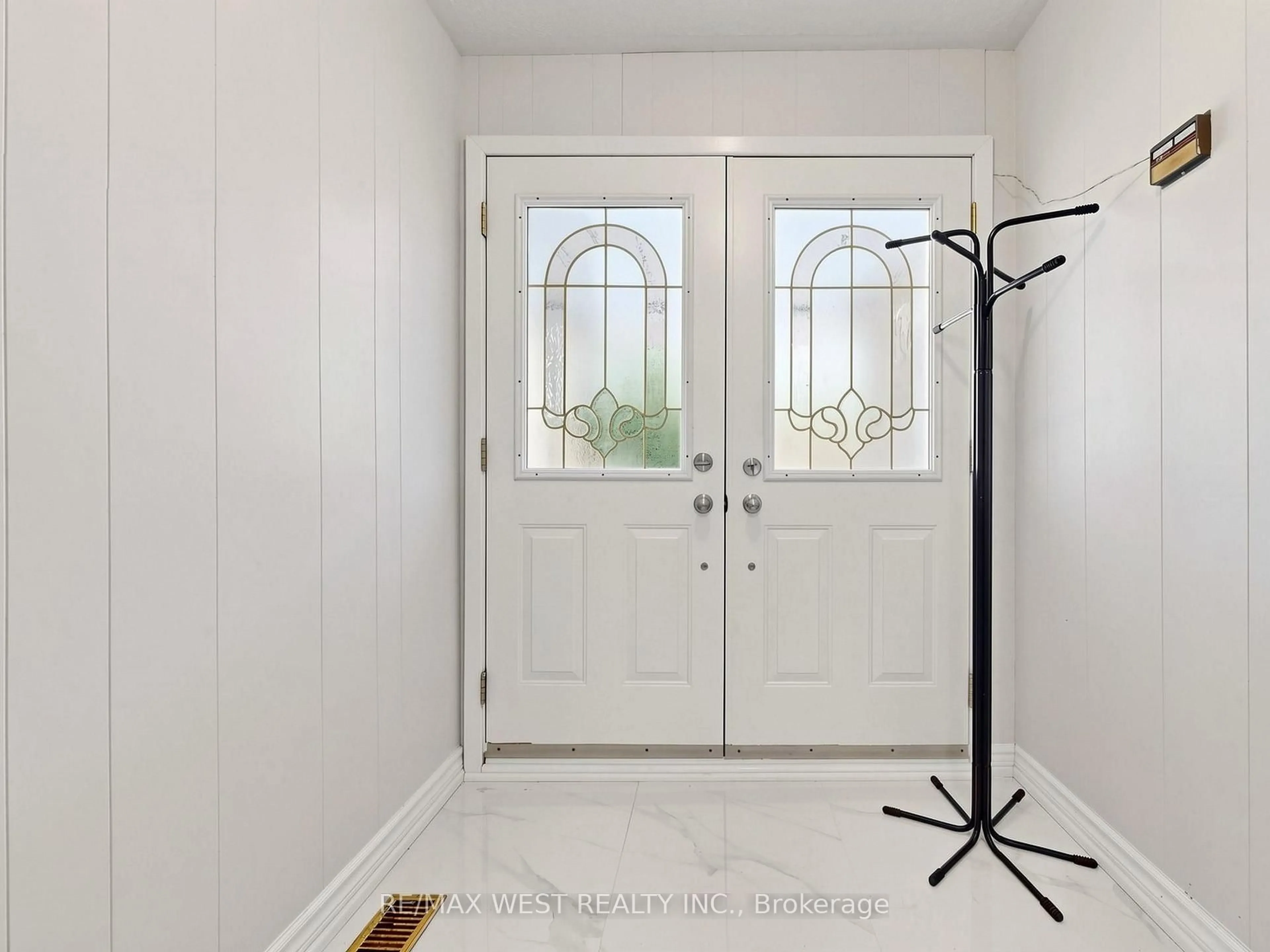 Indoor entryway for 41 Burnview Cres, Toronto Ontario M1H 1B4