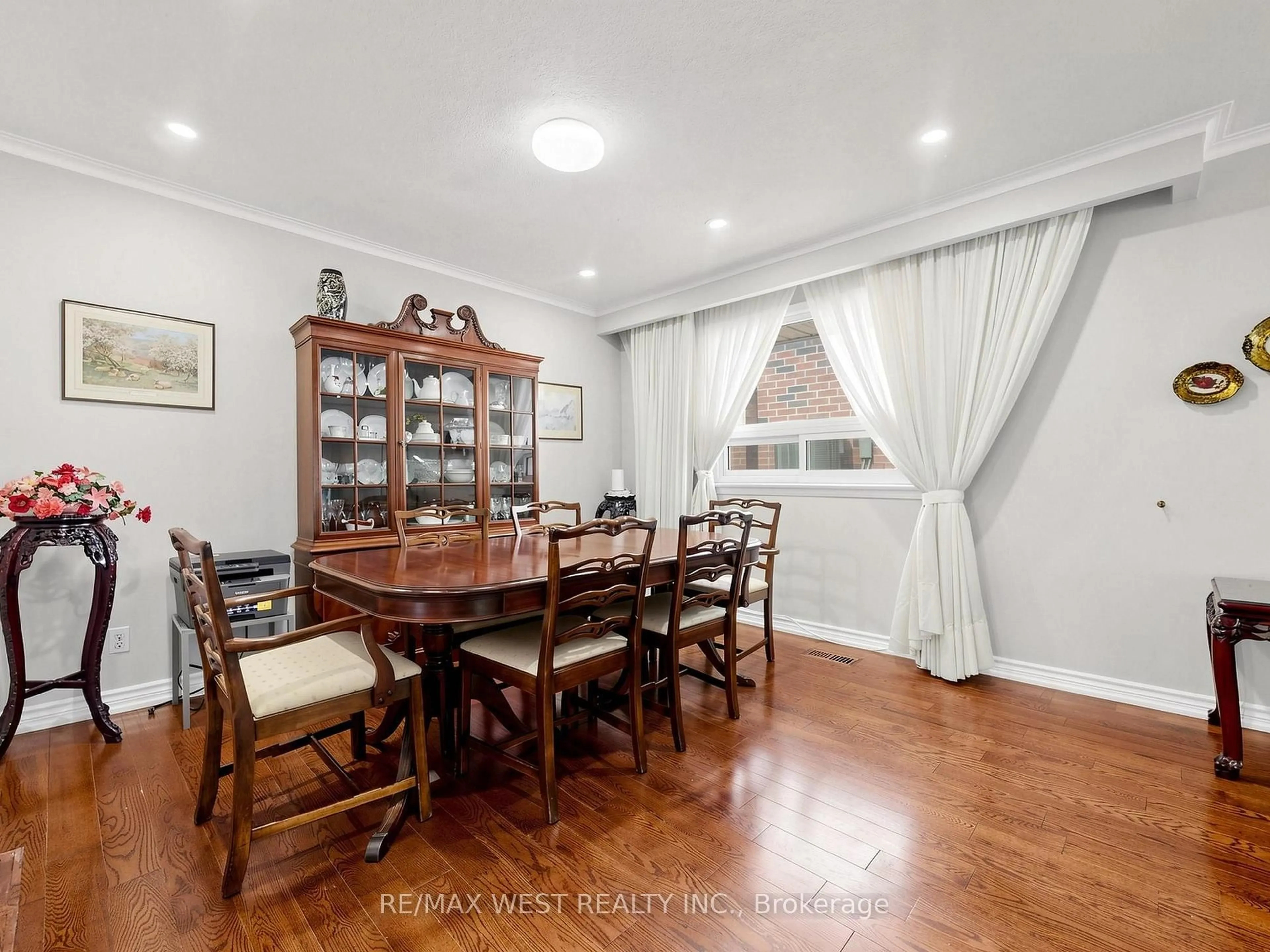 Dining room, wood/laminate floor for 41 Burnview Cres, Toronto Ontario M1H 1B4