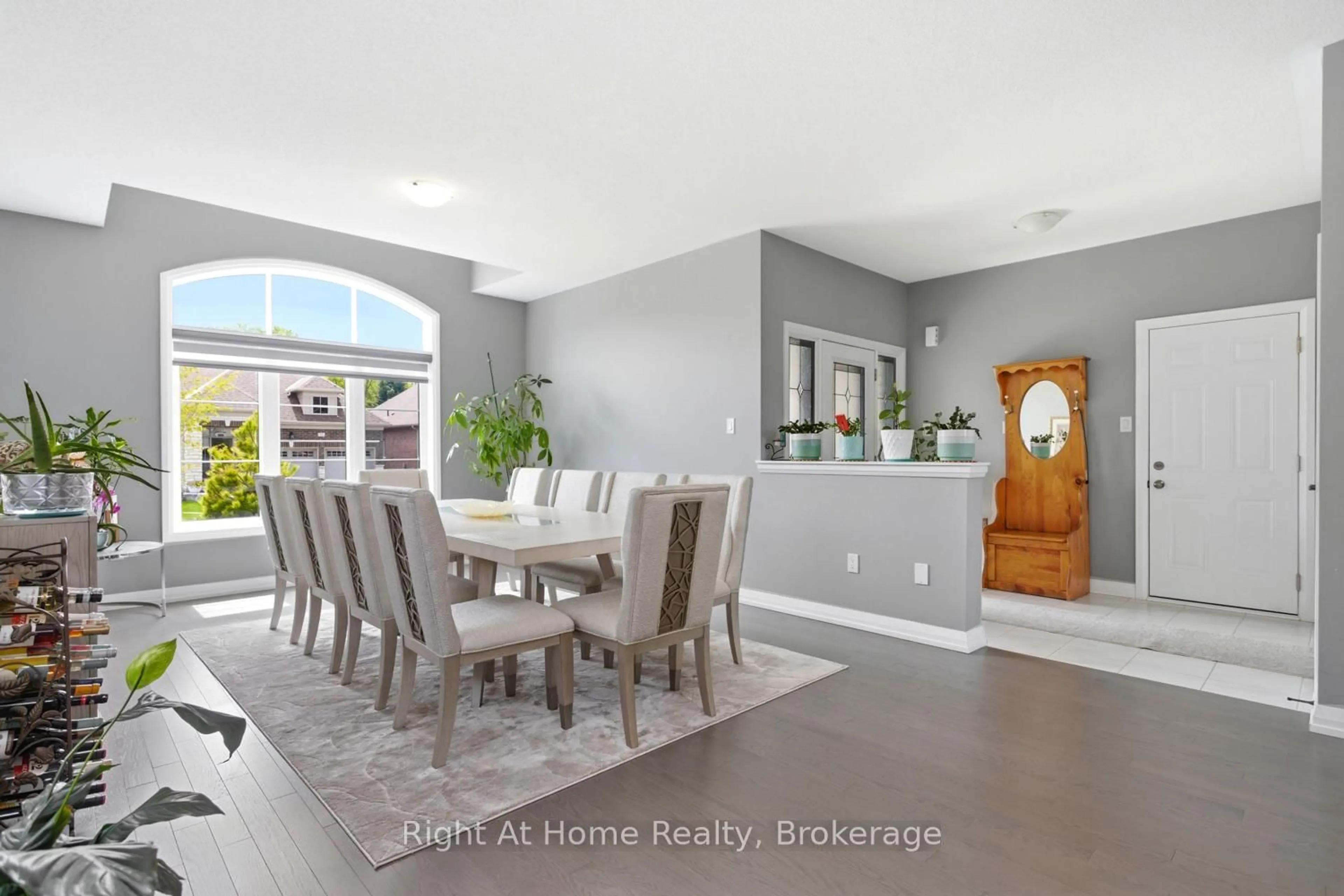 Dining room, ceramic/tile floor for 46 Holtby Crt, Scugog Ontario L9L 0B4