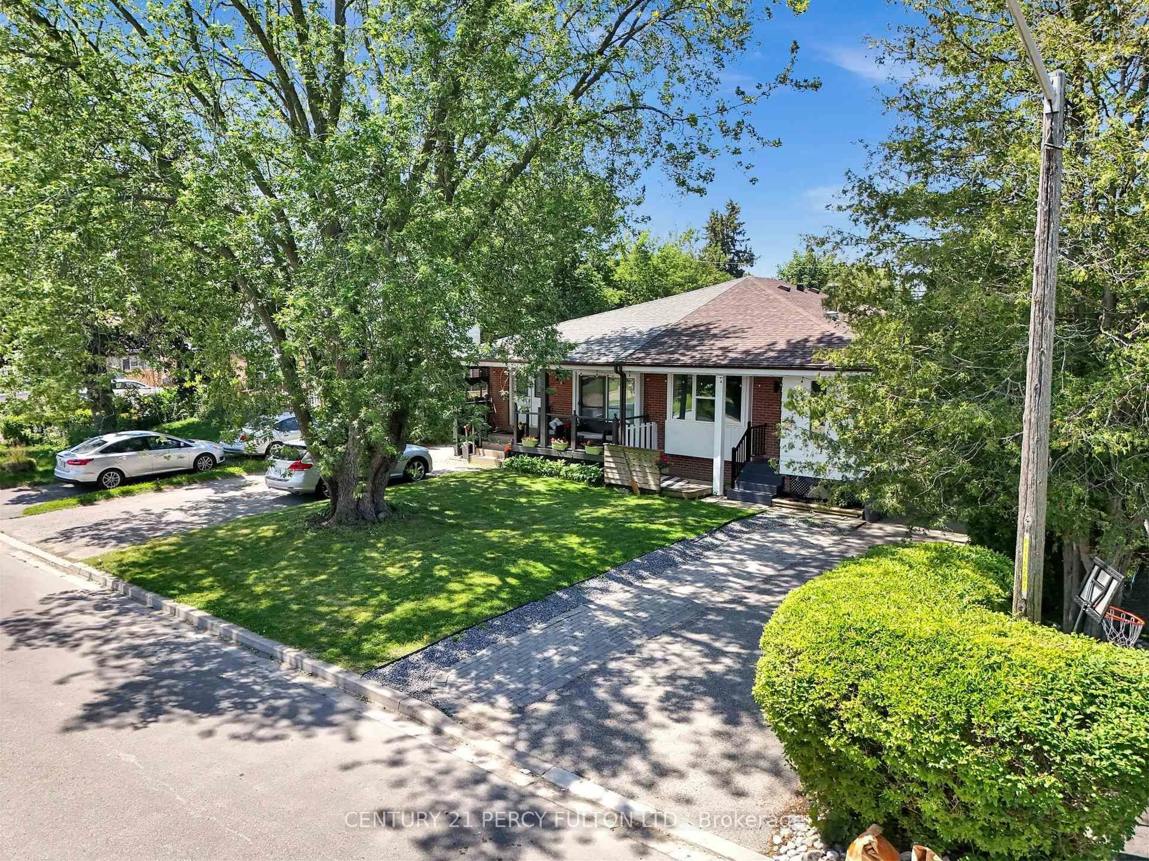 A pic from outside/outdoor area/front of a property/back of a property/a pic from drone, street for 714 Lublin Ave, Pickering Ontario L1W 1Z2