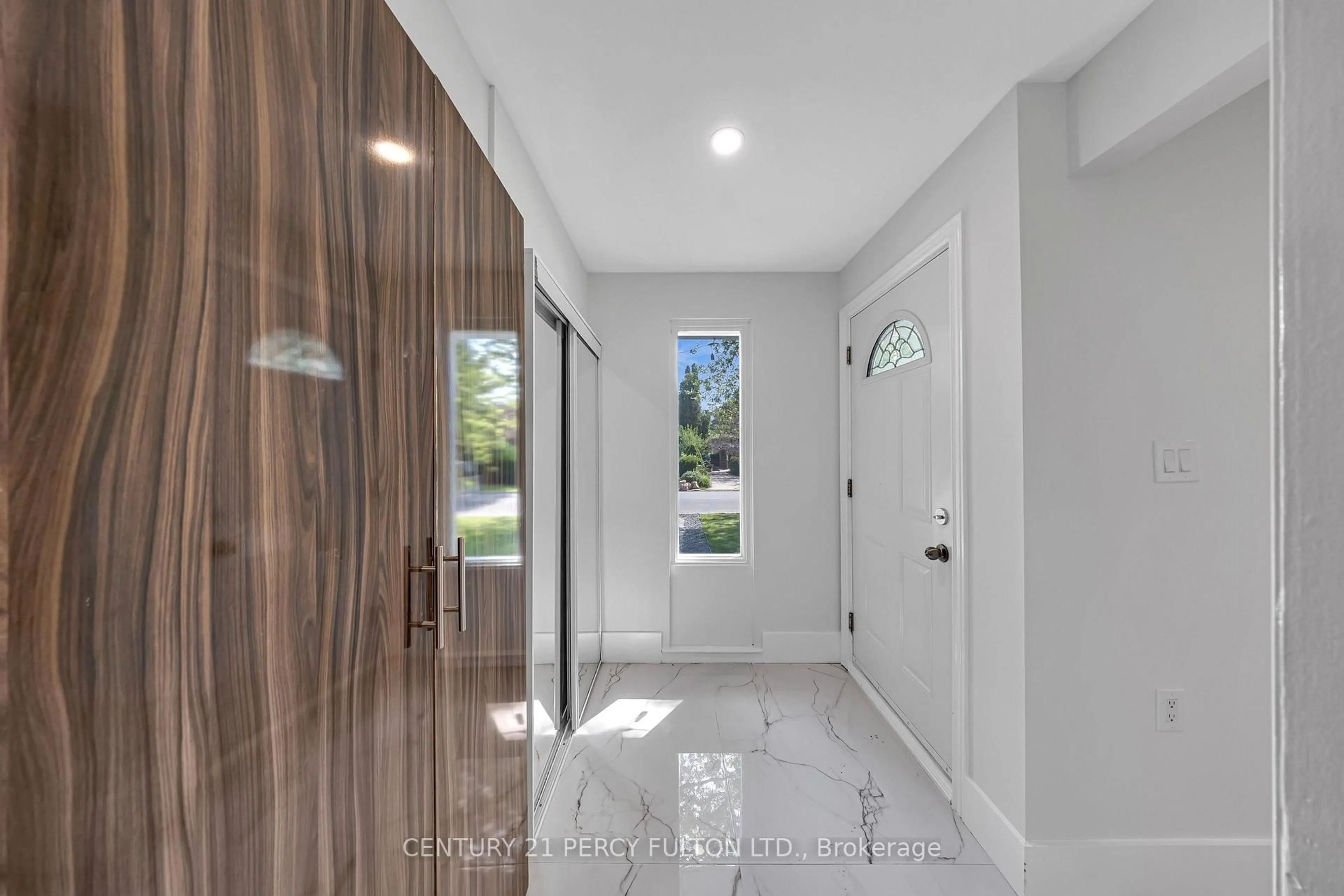 Indoor entryway for 714 Lublin Ave, Pickering Ontario L1W 1Z2
