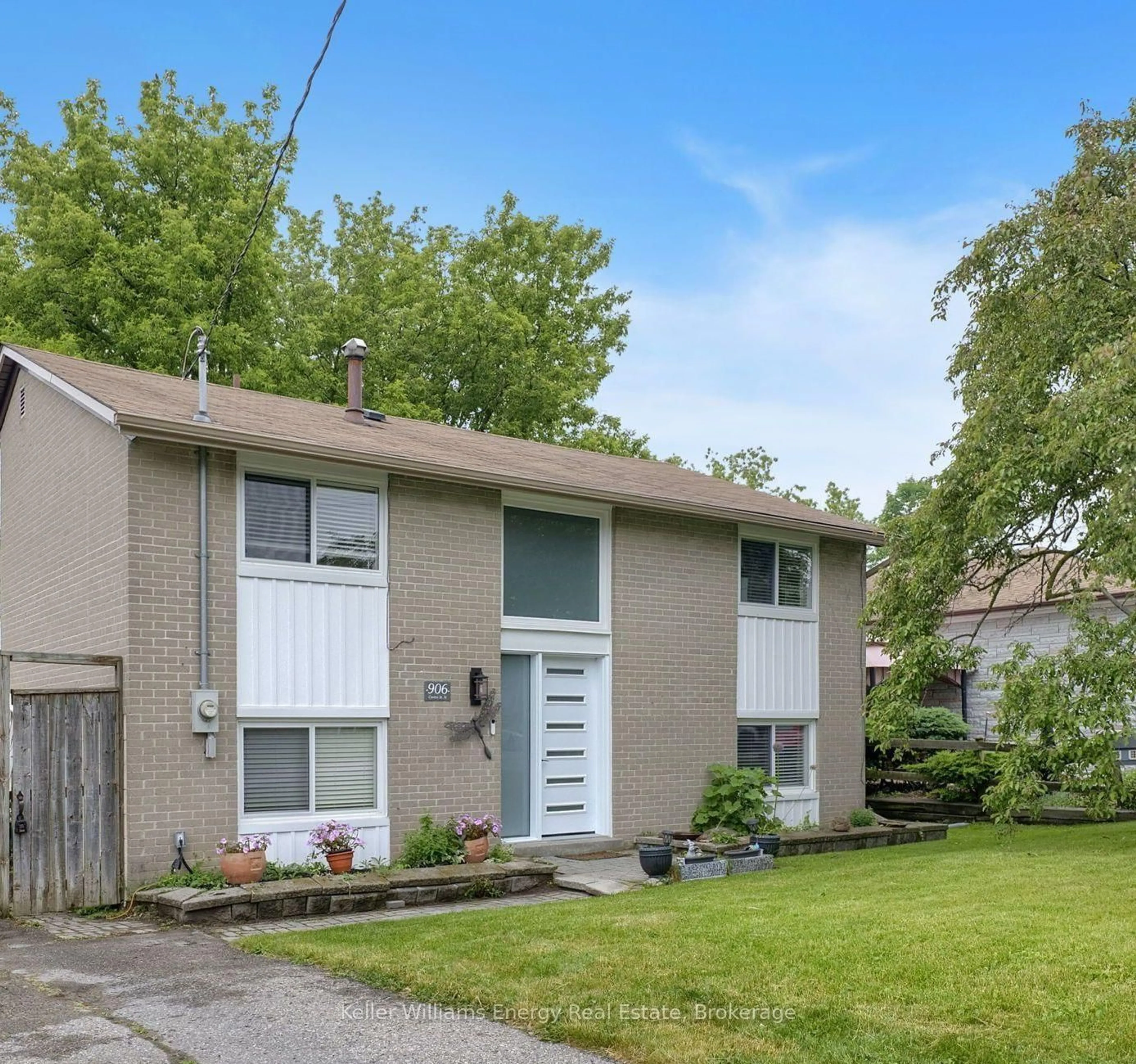 Home with vinyl exterior material, street for 906 Centre St, Whitby Ontario L1N 4V1