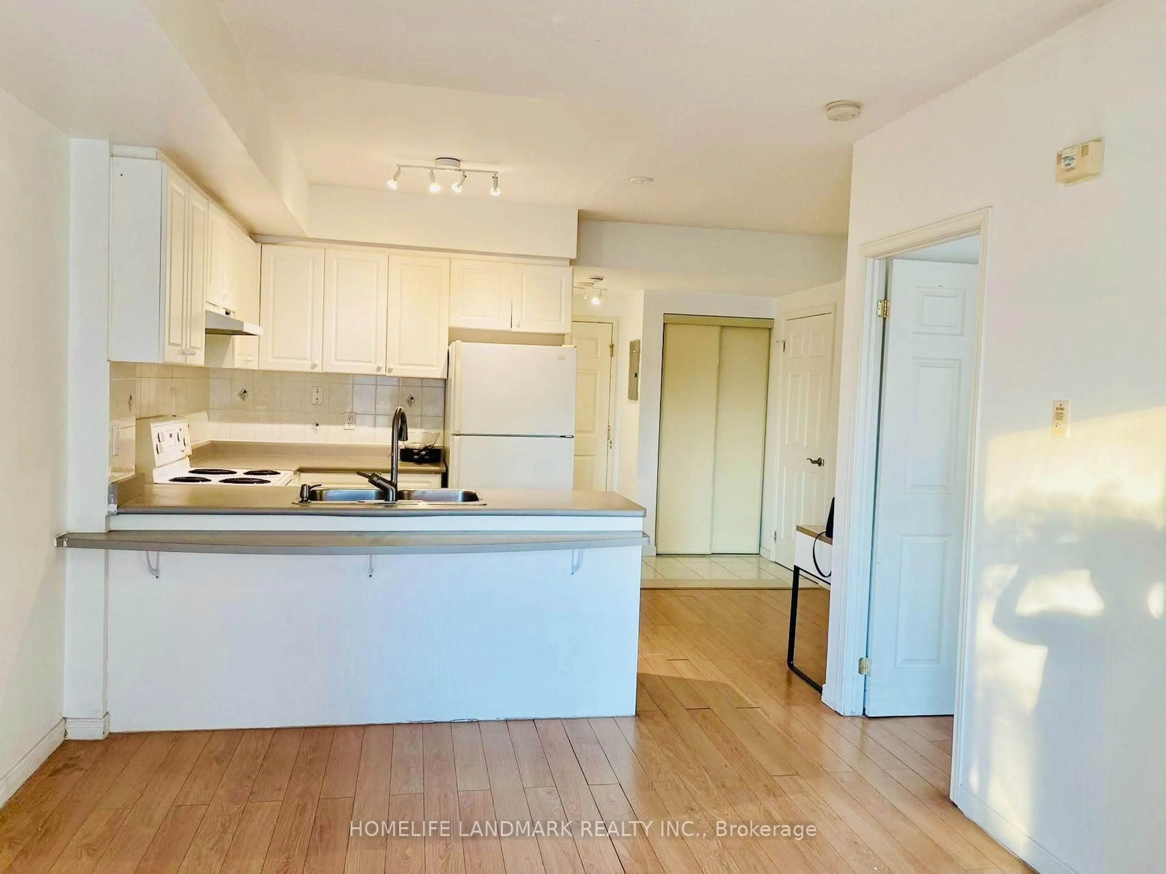 Standard kitchen, wood/laminate floor for 2351 Kennedy Rd #105, Toronto Ontario M1T 3G9
