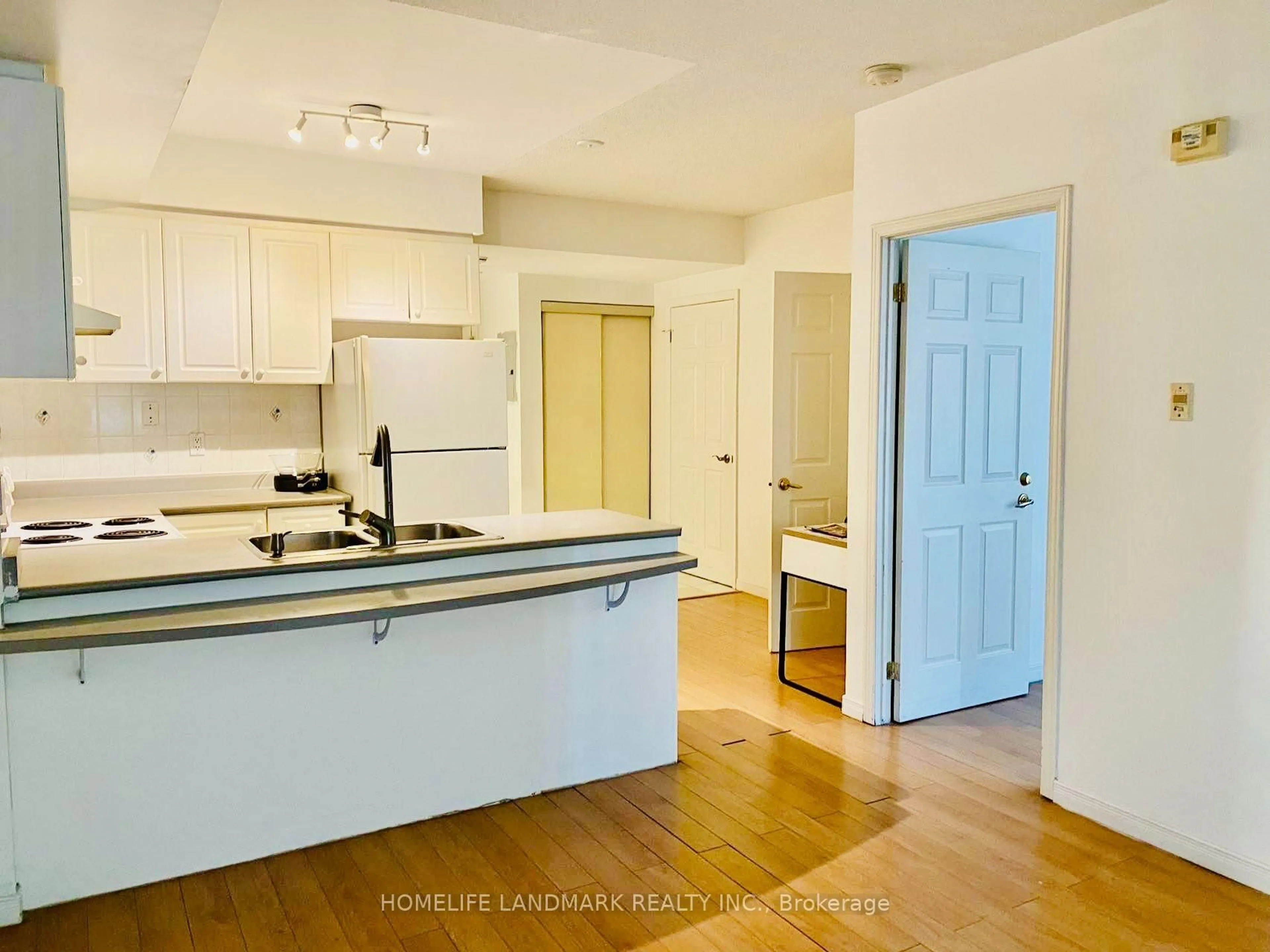 Standard kitchen, wood/laminate floor for 2351 Kennedy Rd #105, Toronto Ontario M1T 3G9