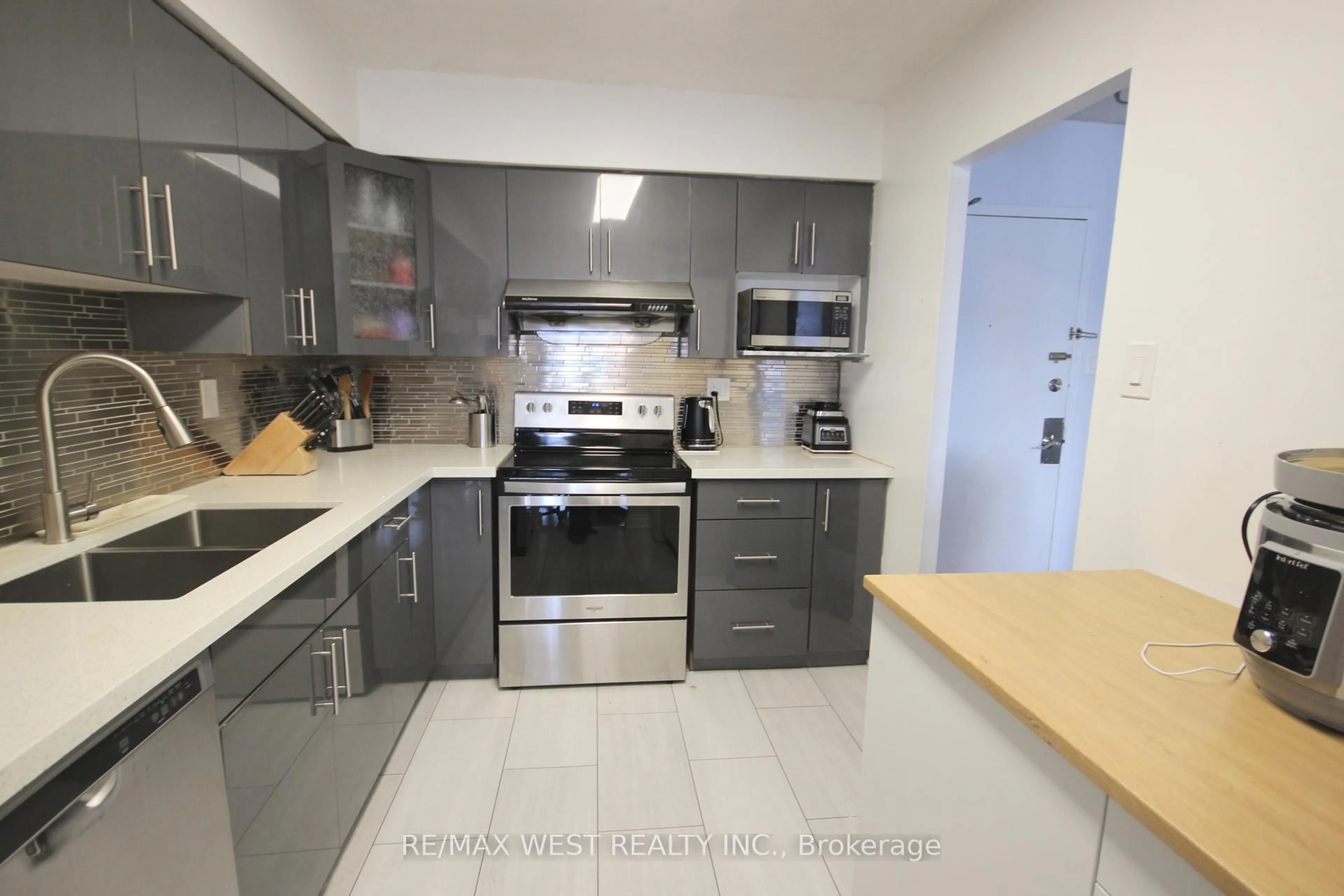 Standard kitchen, unknown for 3380 Eglinton Ave #801, Toronto Ontario M1J 3L6