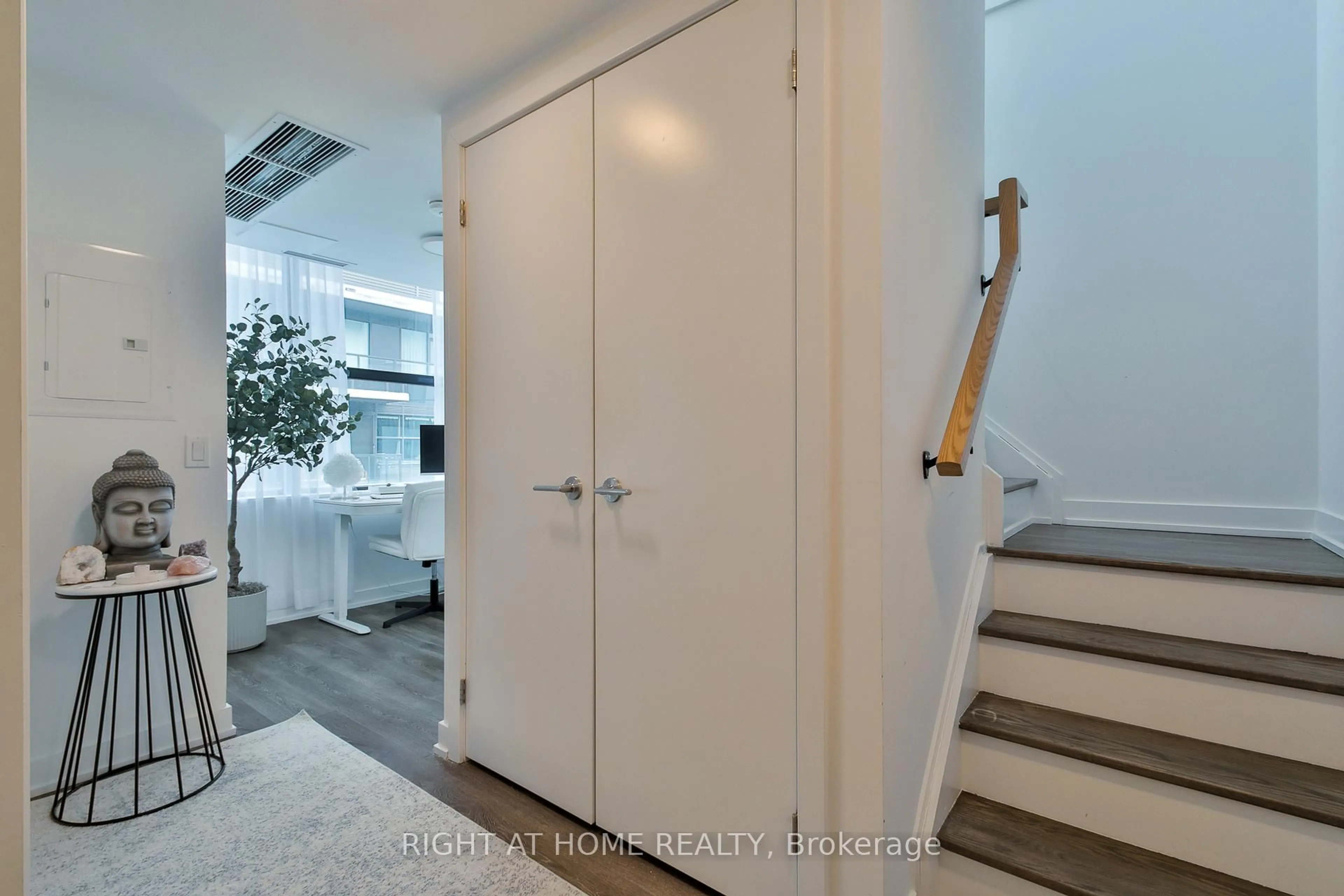 Unknown for 1612 Charles St #428, Whitby Ontario L1N 1B9