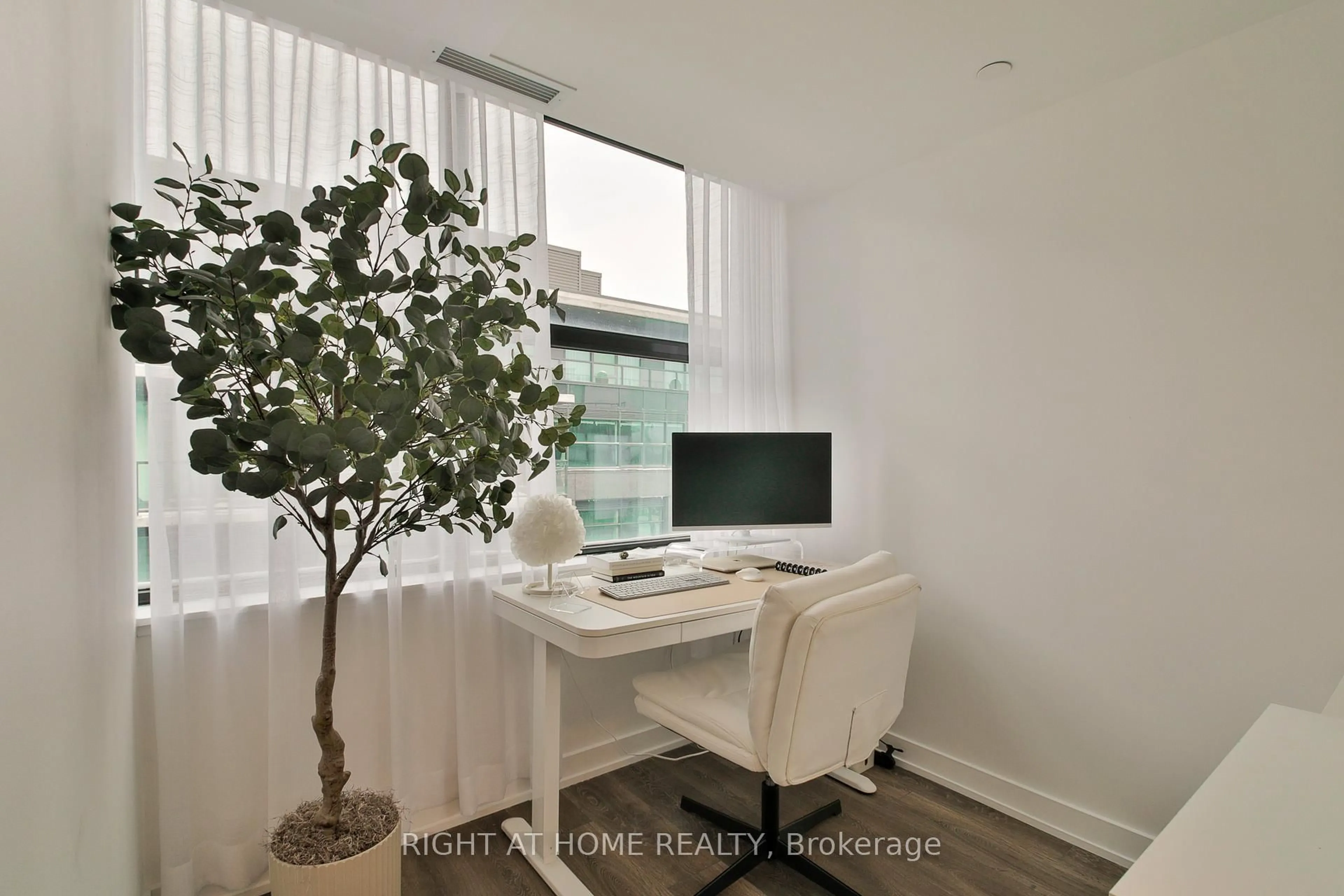A pic of a room for 1612 Charles St #428, Whitby Ontario L1N 1B9
