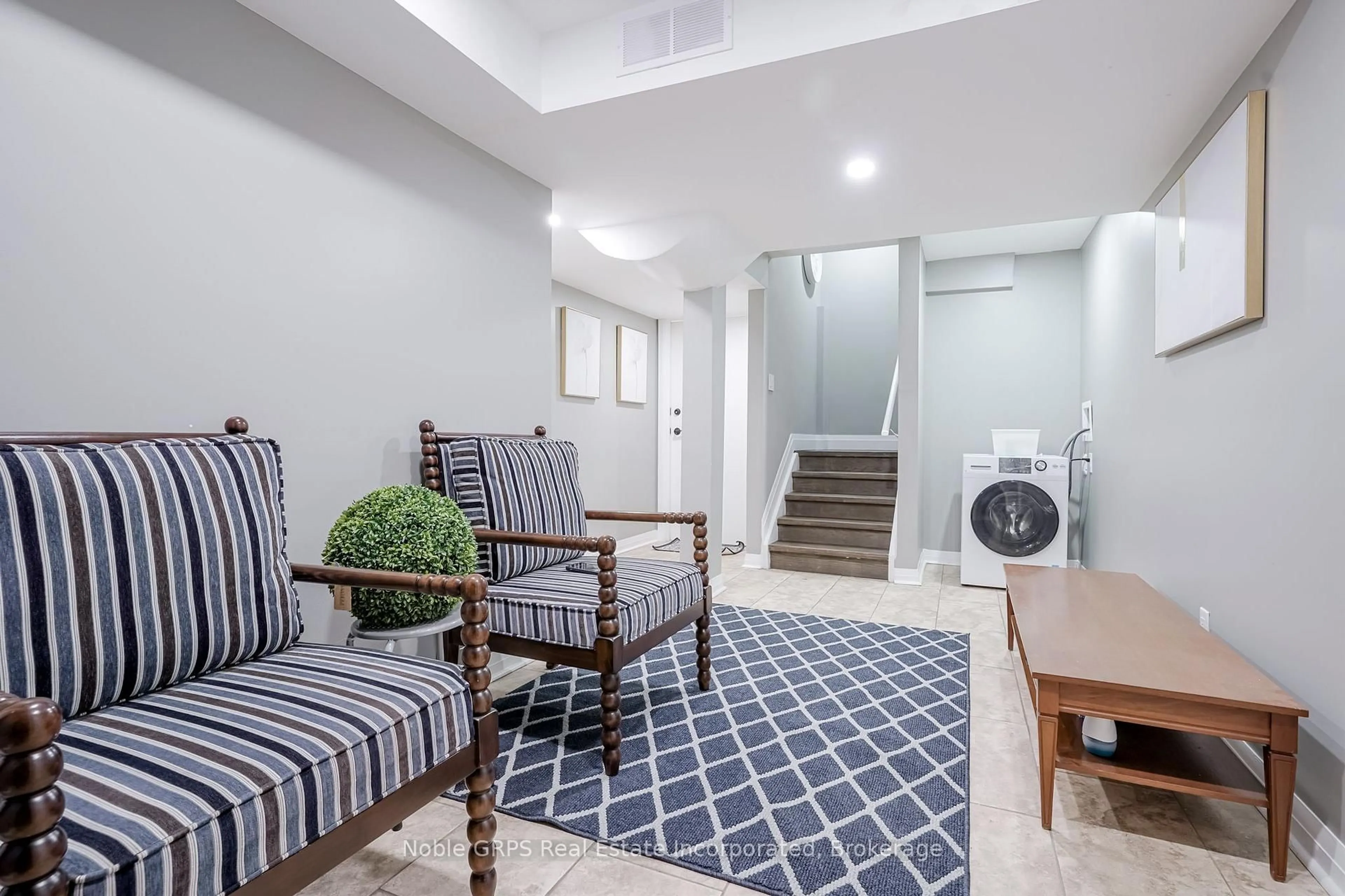 Indoor entryway for 78 Butson Cres, Clarington Ontario L1C 0S5