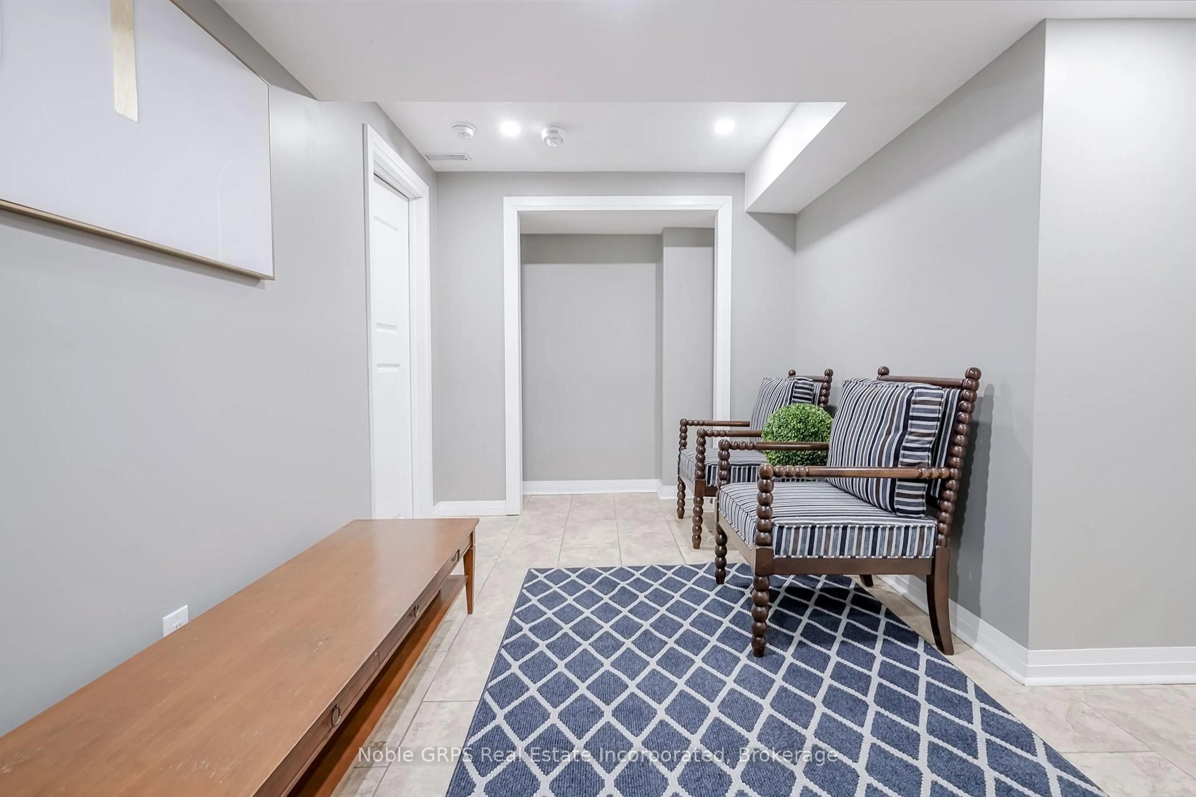 Indoor entryway for 78 Butson Cres, Clarington Ontario L1C 0S5