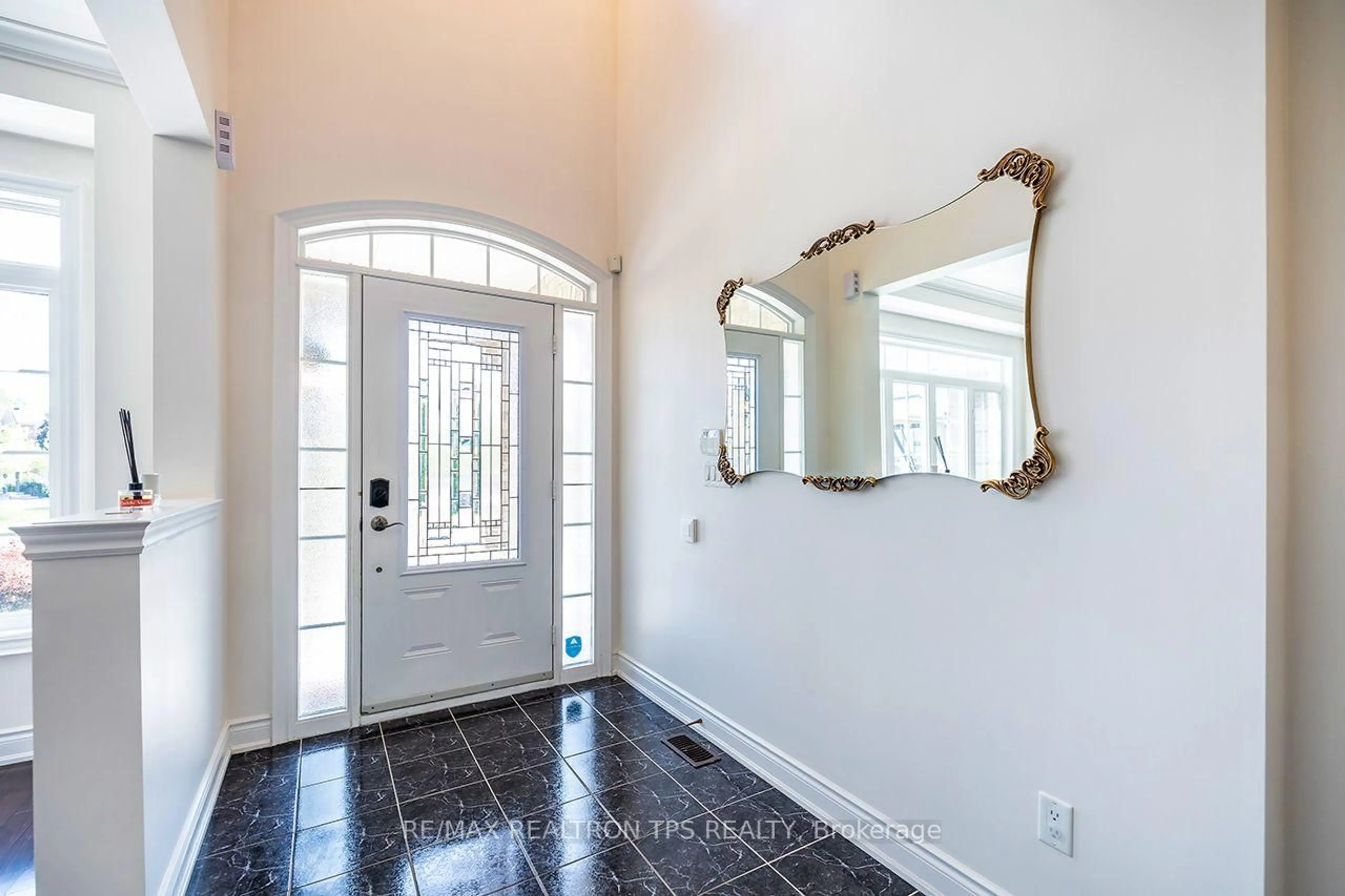 Indoor entryway for 555 Kingsfield Loop, Oshawa Ontario L1K 0H8