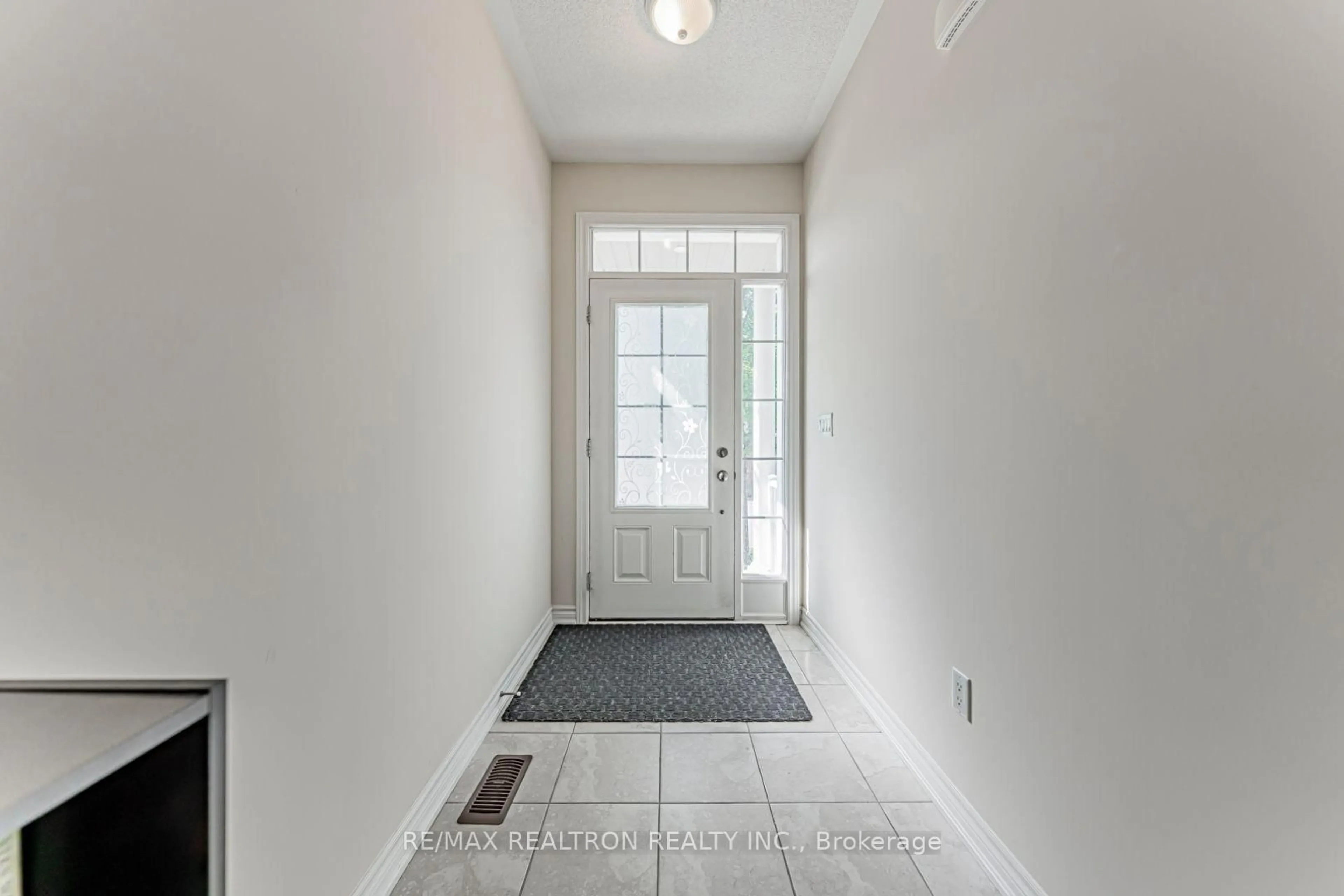 Indoor entryway for 33 Washburn Path, Clarington Ontario L1E 0J7