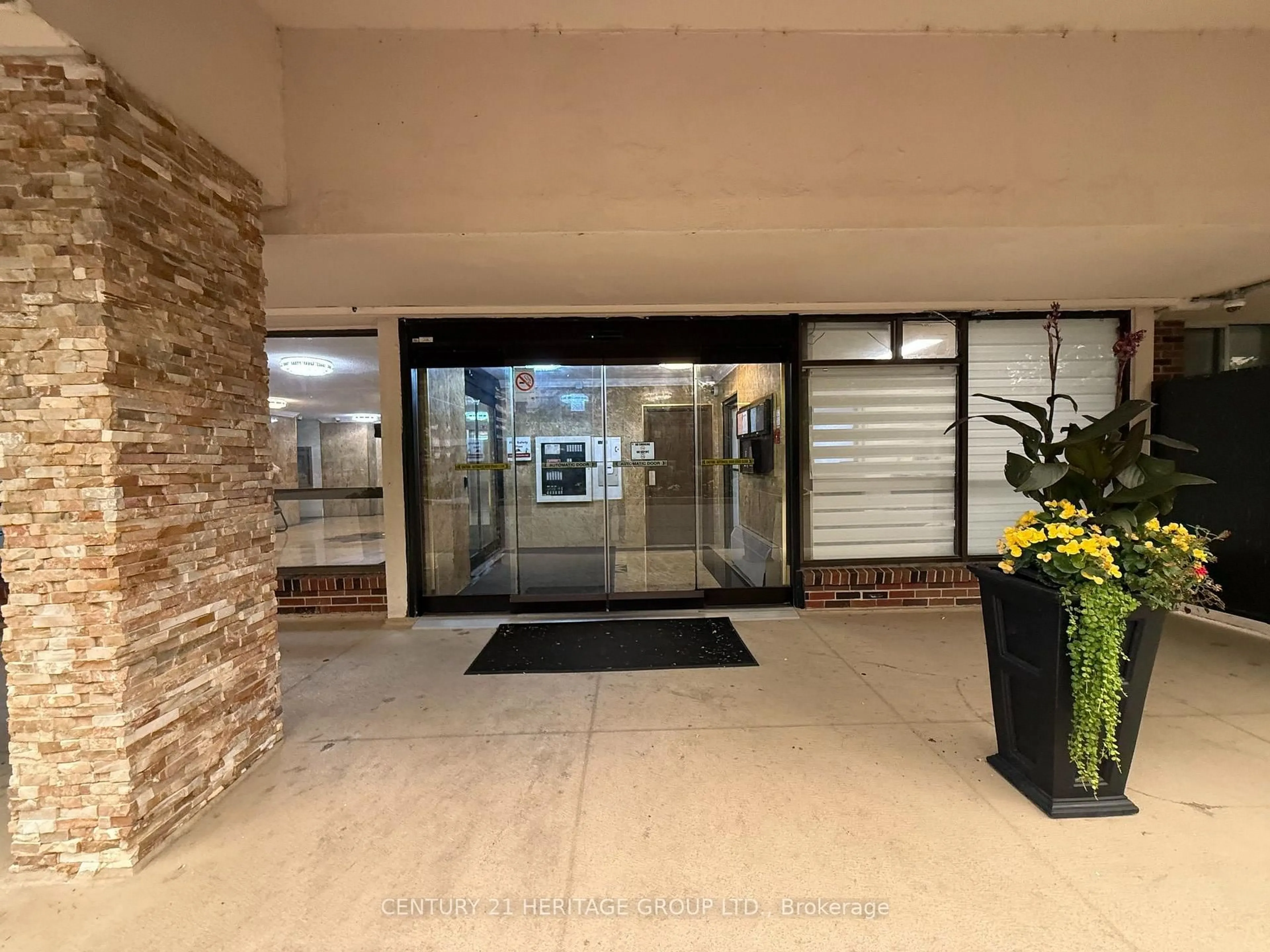 Indoor foyer for 1950 Kennedy Rd #1202, Toronto Ontario M1P 4S9