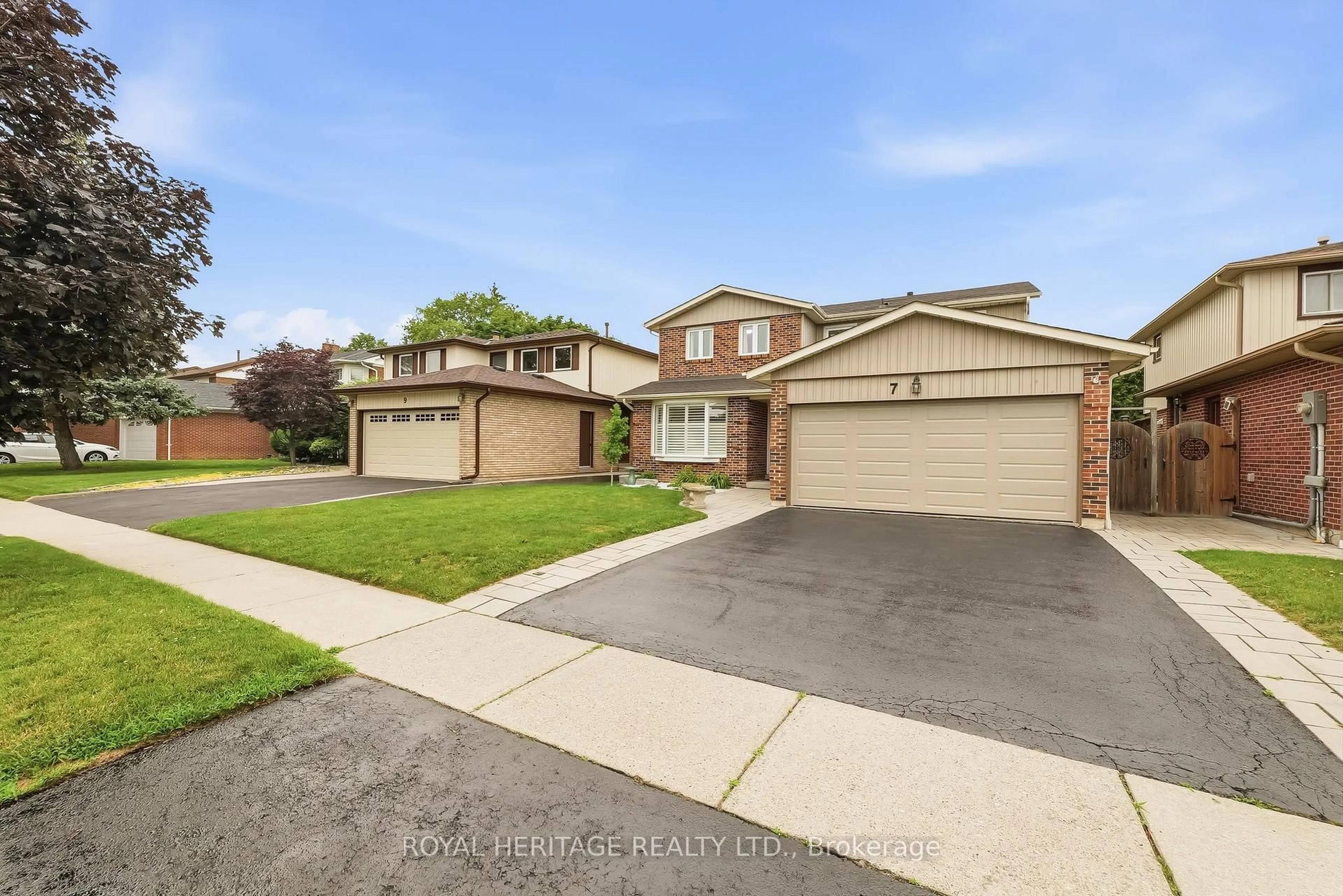 A pic from outside/outdoor area/front of a property/back of a property/a pic from drone, street for 7 Carter Cres, Whitby Ontario L1N 6C3