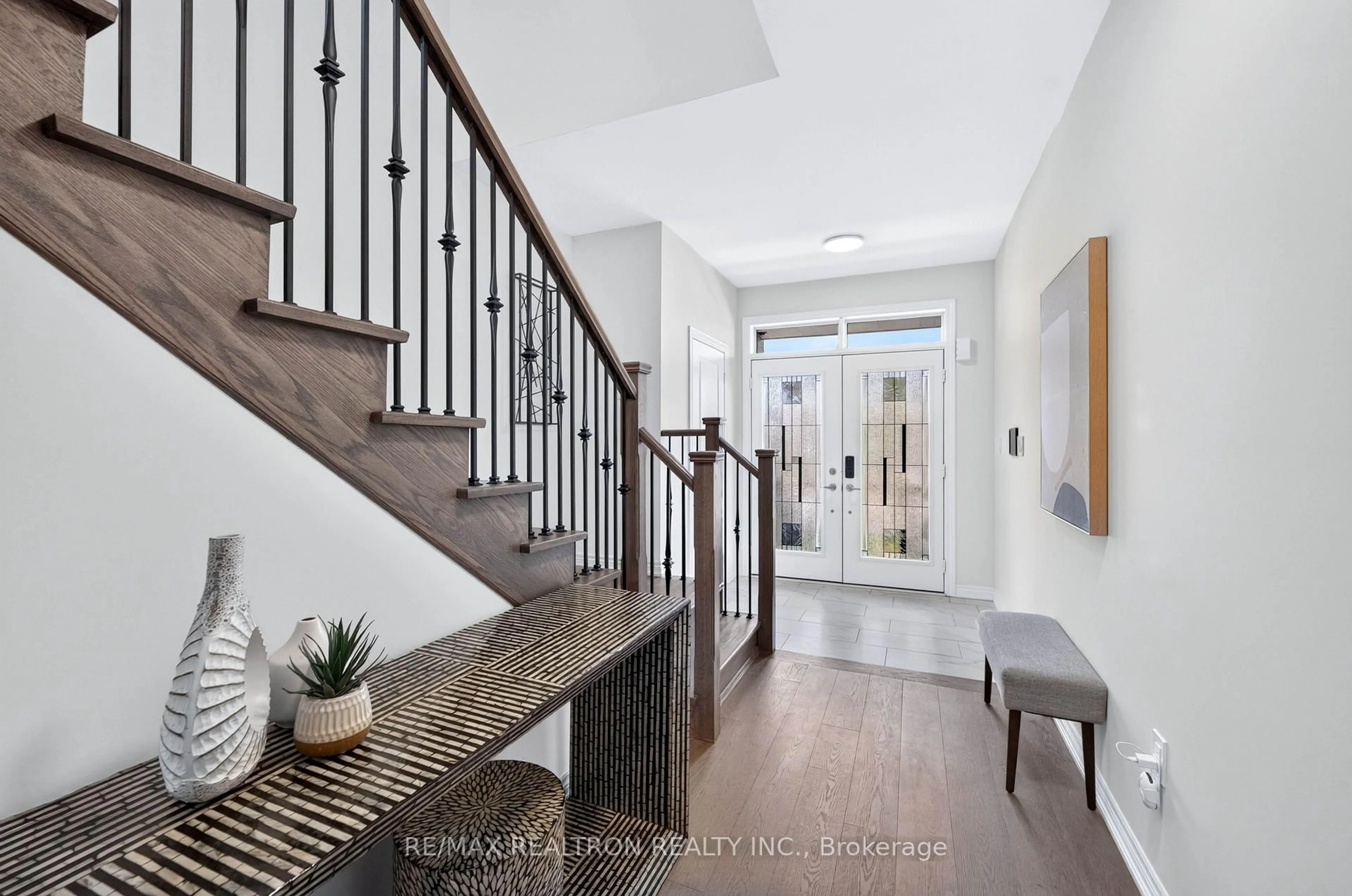Indoor entryway for 117 Micklefield Ave, Whitby Ontario L1P 0L3