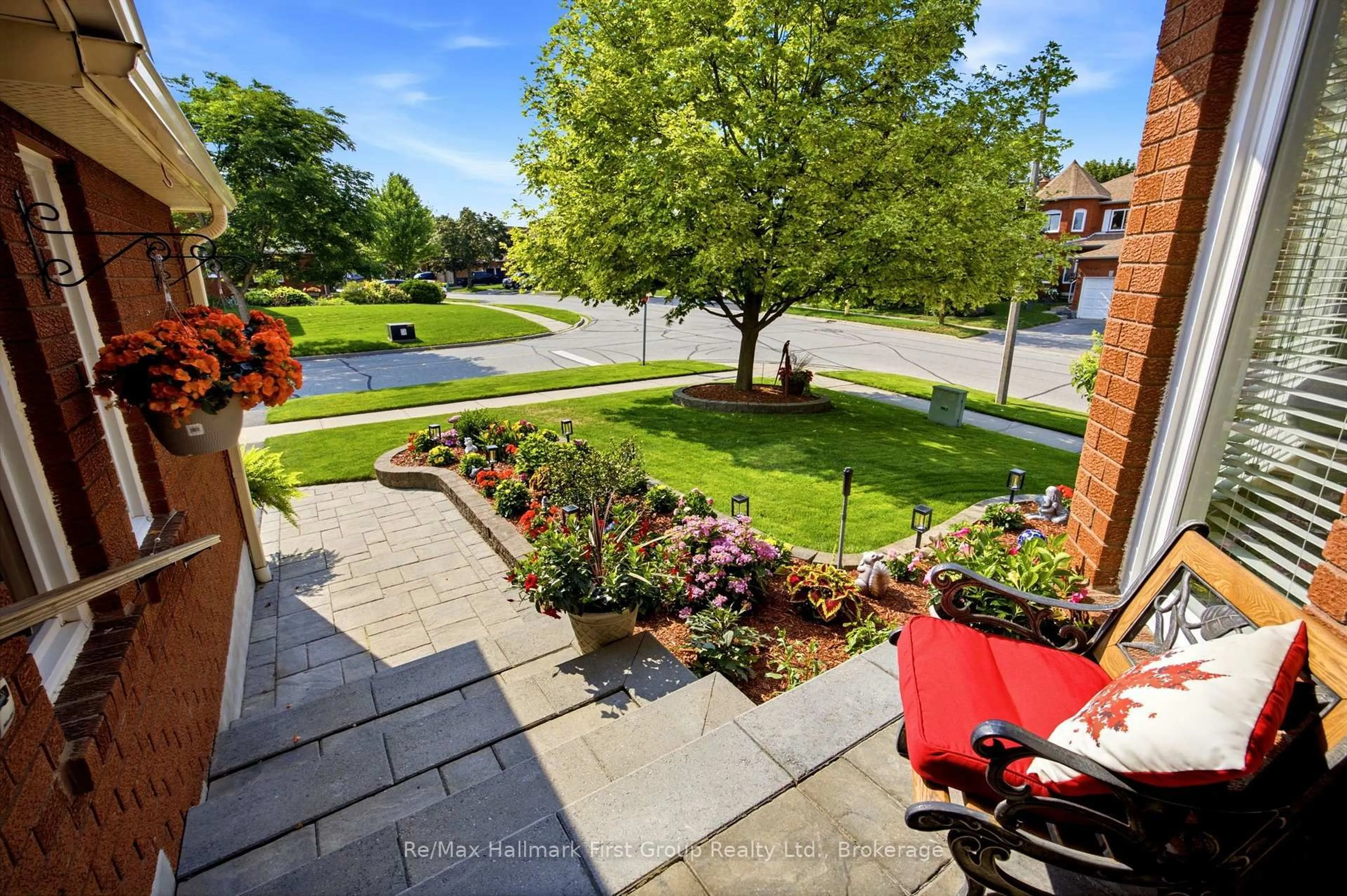 Patio, street for 1 Glencedar Cres, Whitby Ontario L1R 1X2