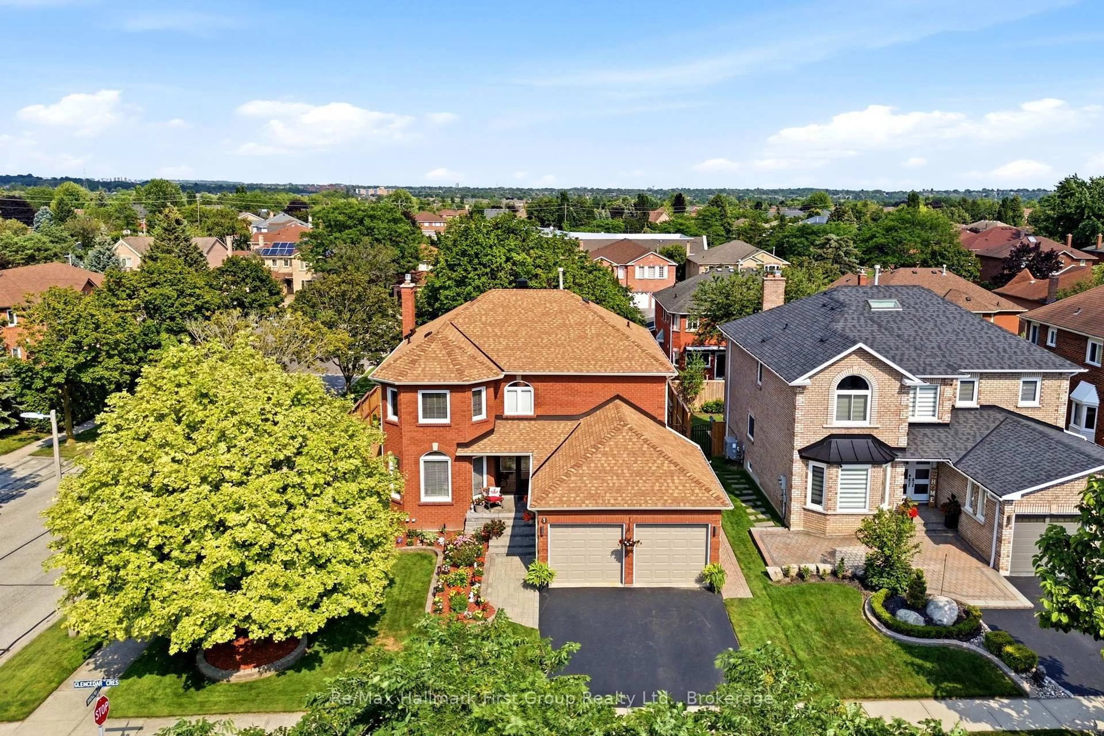 A pic from outside/outdoor area/front of a property/back of a property/a pic from drone, street for 1 Glencedar Cres, Whitby Ontario L1R 1X2