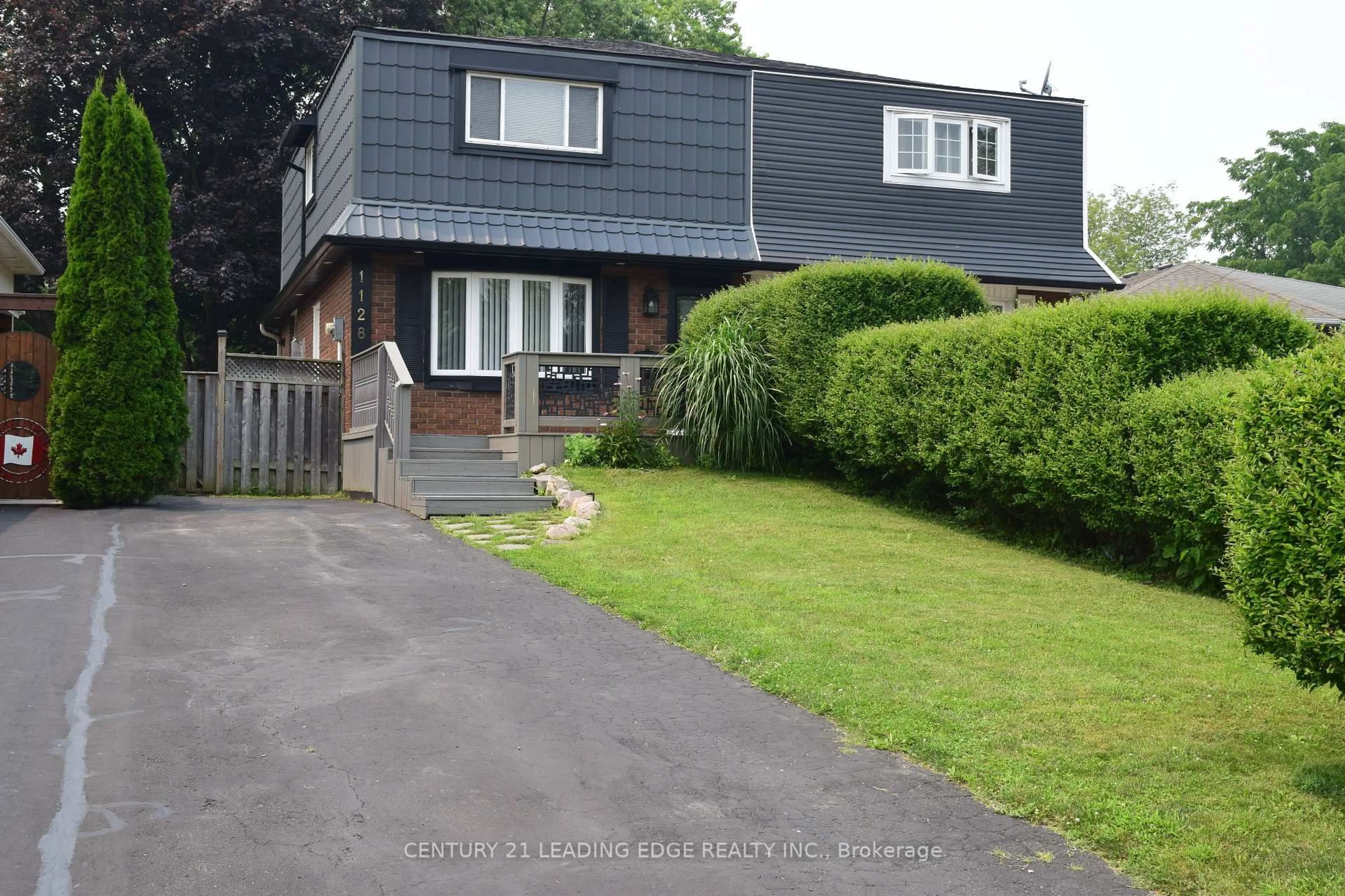 A pic from outside/outdoor area/front of a property/back of a property/a pic from drone, street for 1128 Valley Crt, Oshawa Ontario L1J 3M5