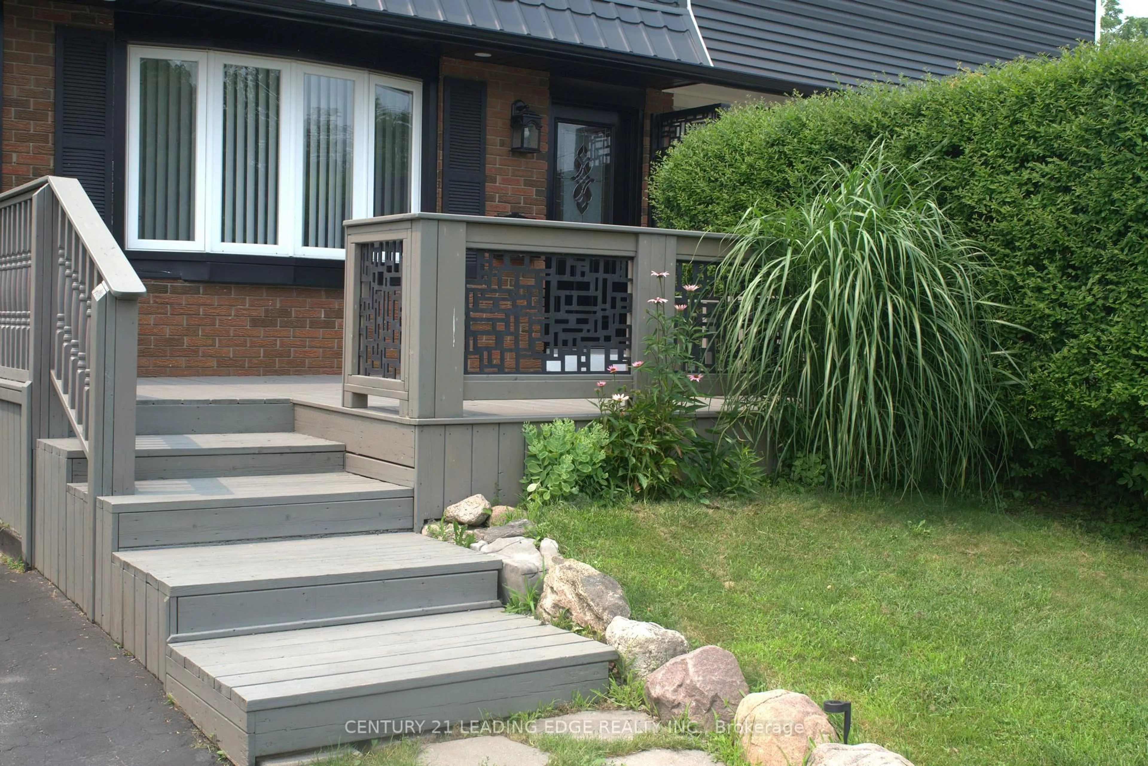 Patio, street for 1128 Valley Crt, Oshawa Ontario L1J 3M5