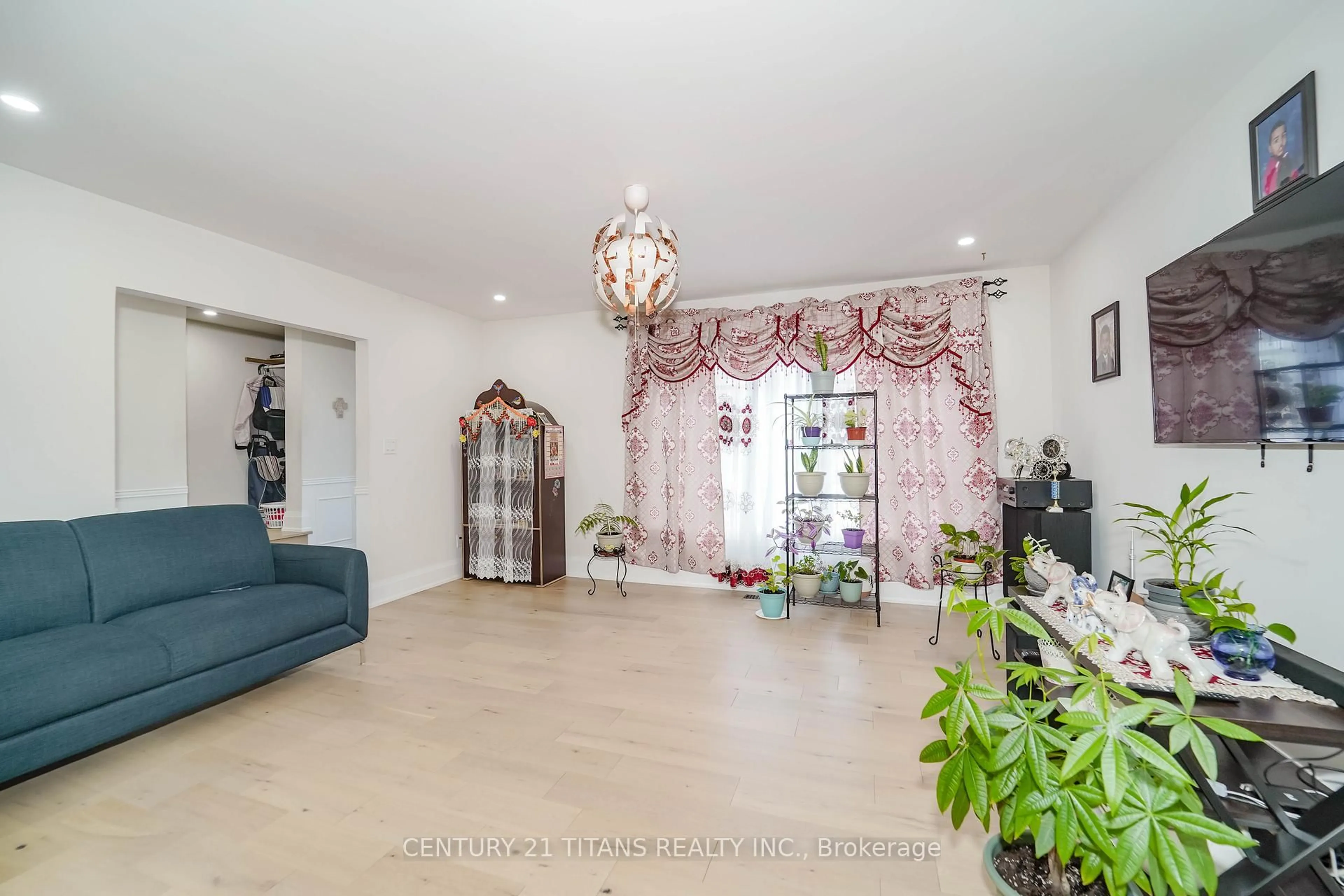 Indoor foyer for 42 Pixley Cres, Toronto Ontario M1E 3G6