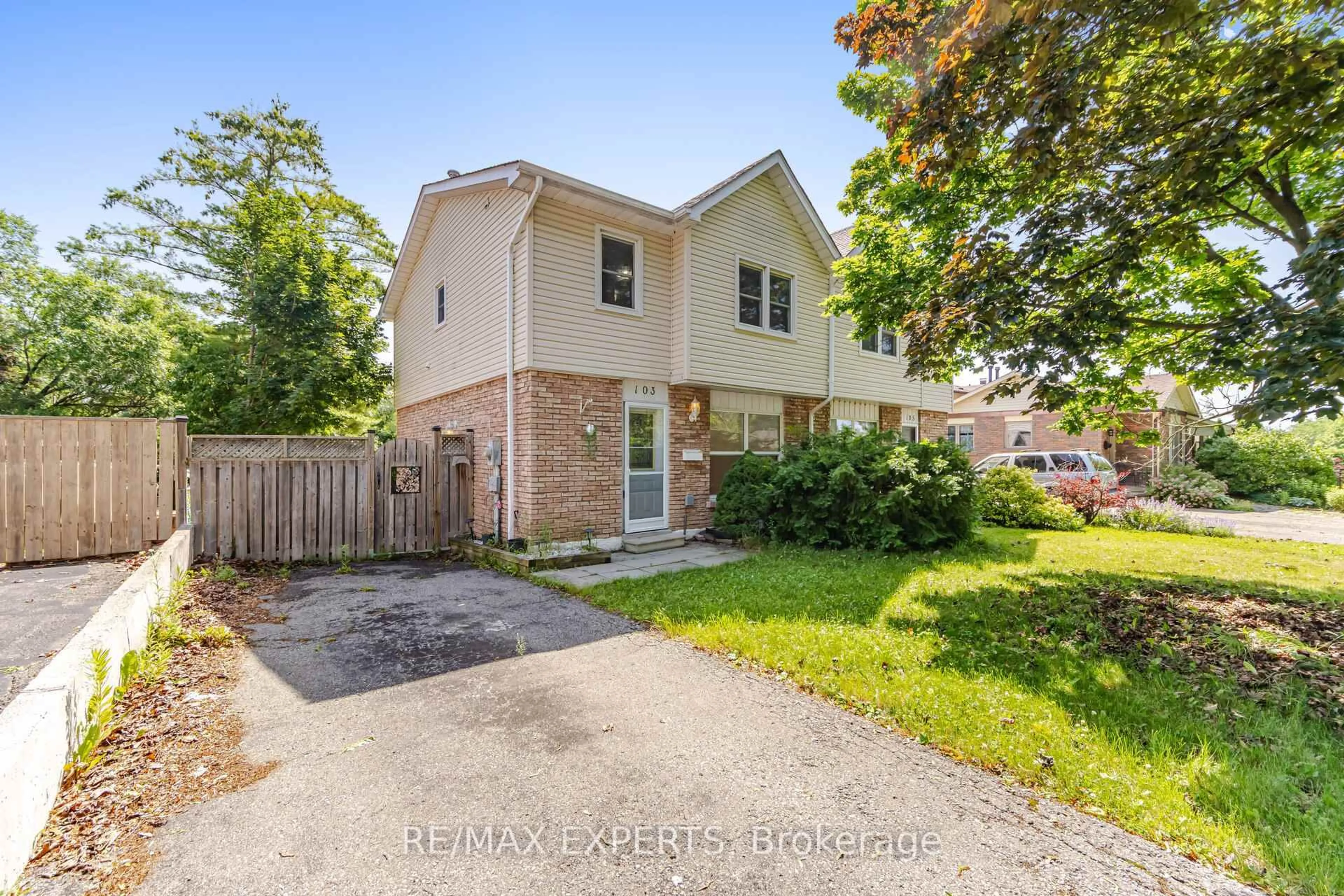 A pic from outside/outdoor area/front of a property/back of a property/a pic from drone, street for 103 Guthrie Cres, Whitby Ontario L1P 1A6