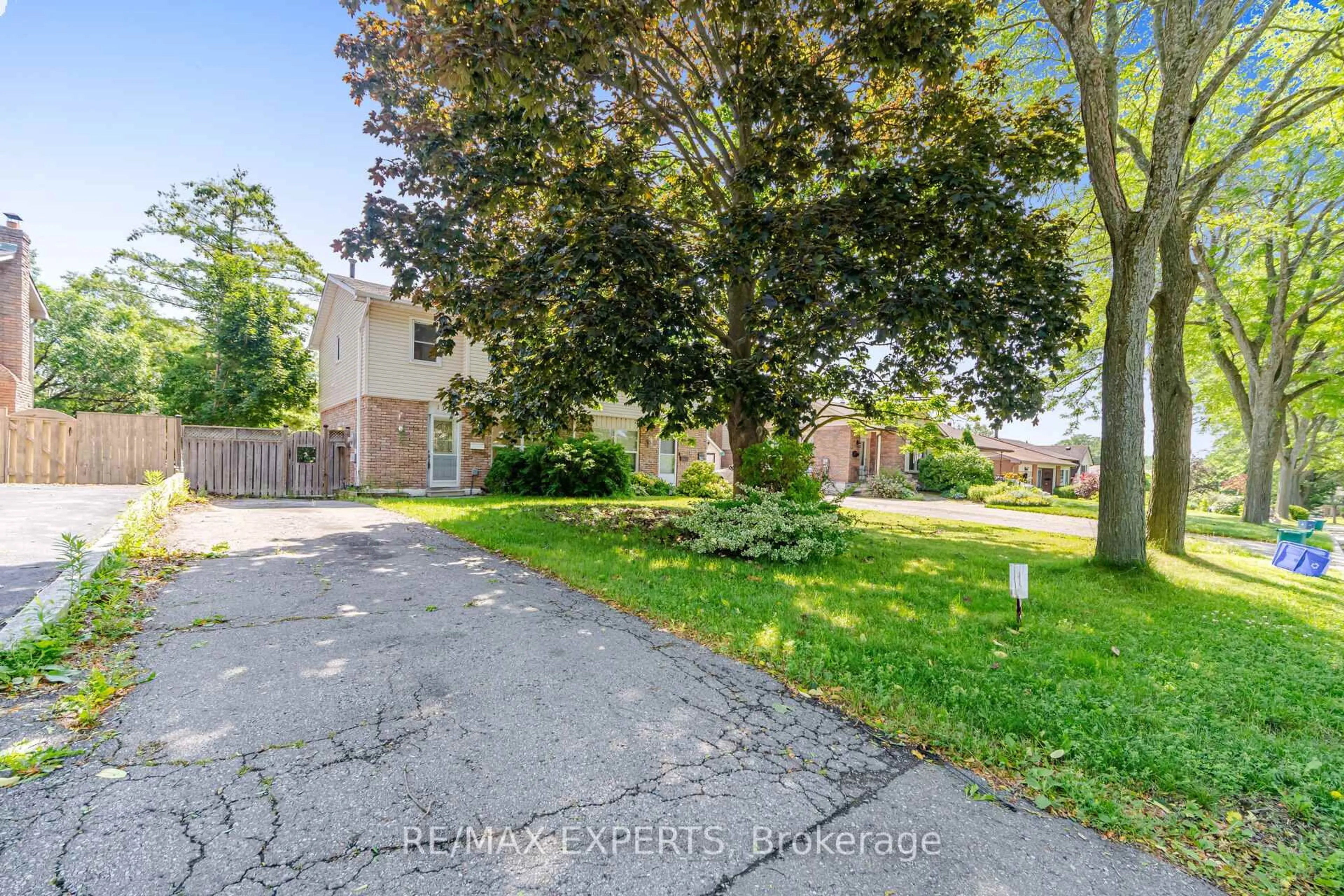 A pic from outside/outdoor area/front of a property/back of a property/a pic from drone, street for 103 Guthrie Cres, Whitby Ontario L1P 1A6