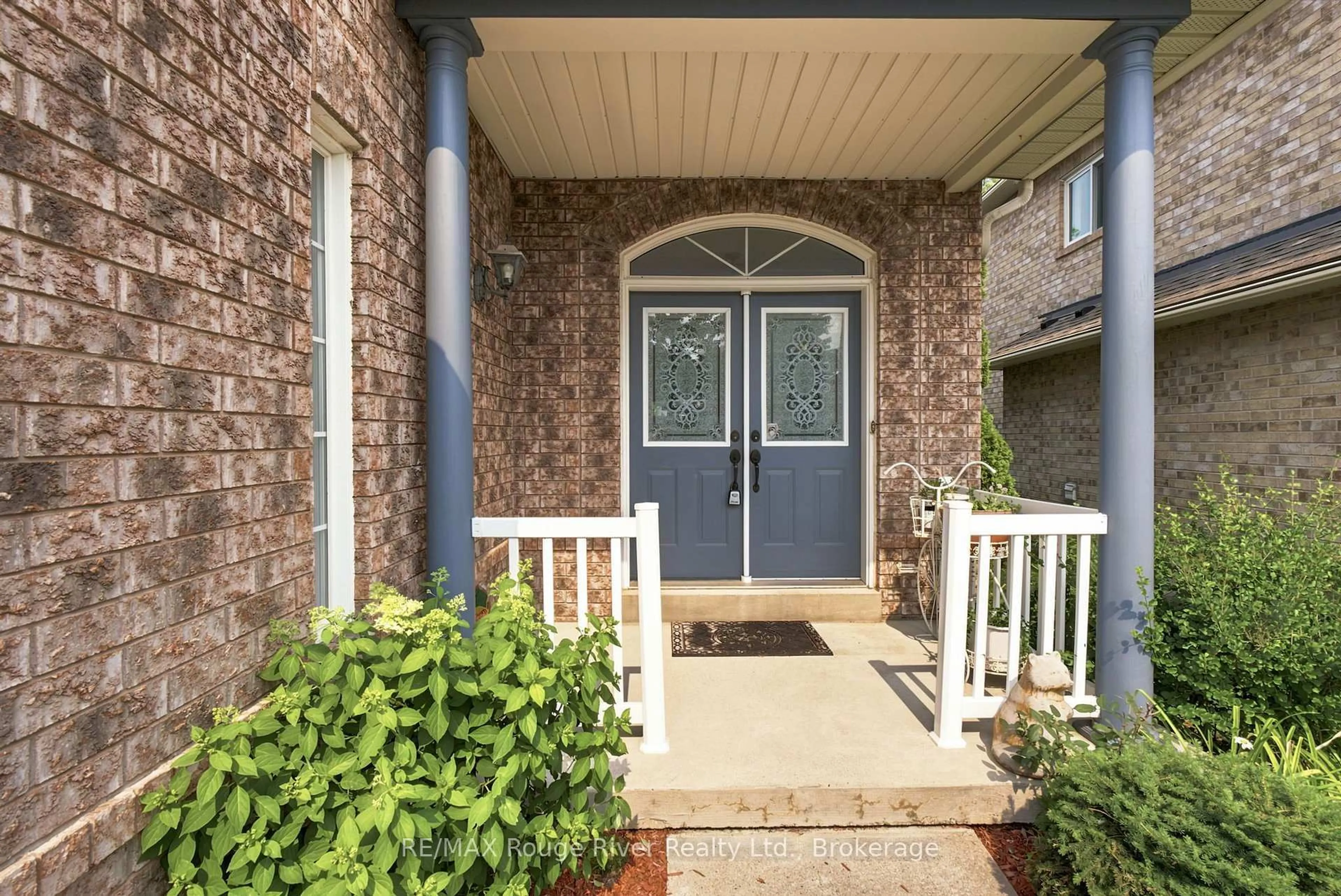 Indoor entryway for 17 Floree St, Whitby Ontario L1R 3B2