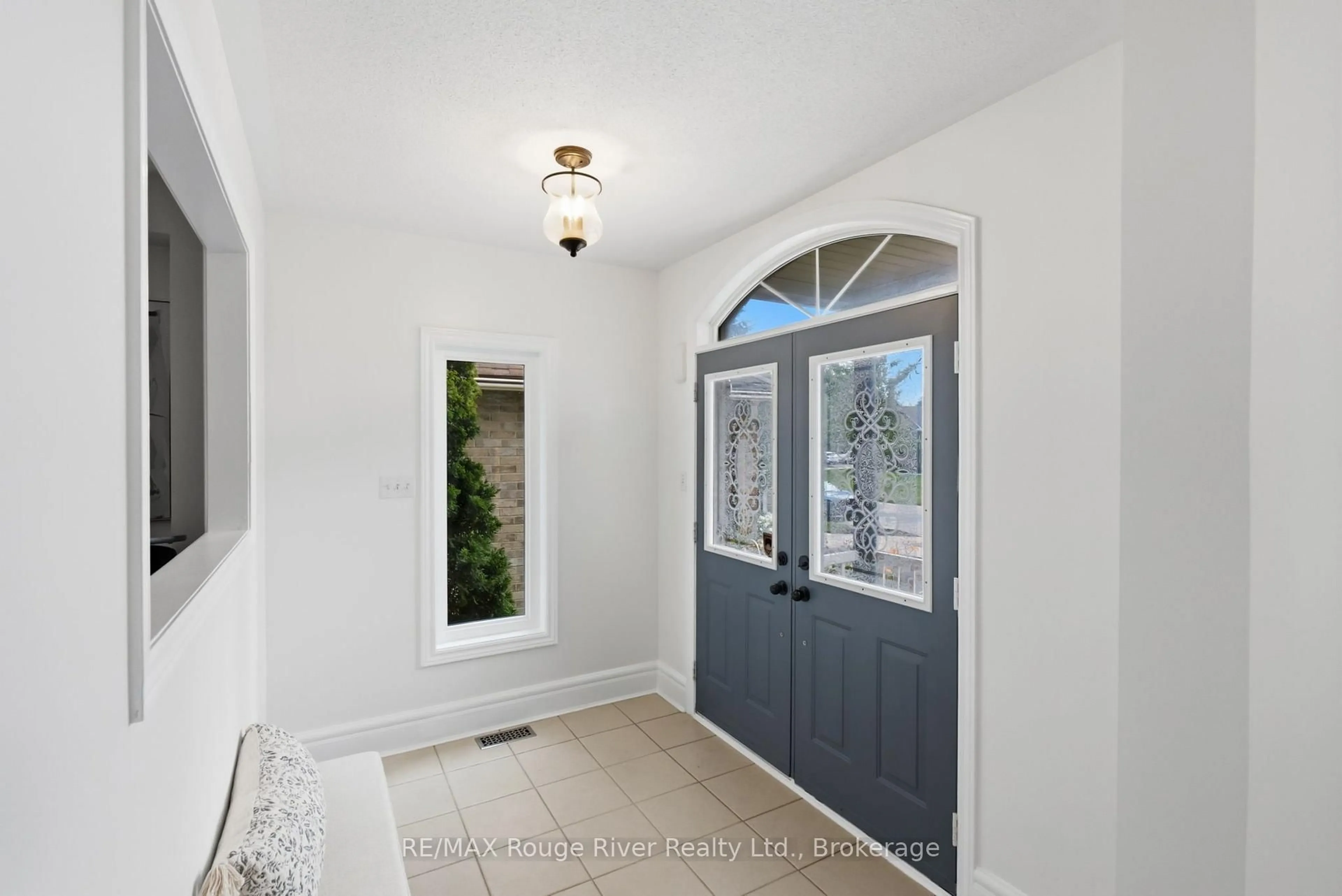 Indoor entryway for 17 Floree St, Whitby Ontario L1R 3B2