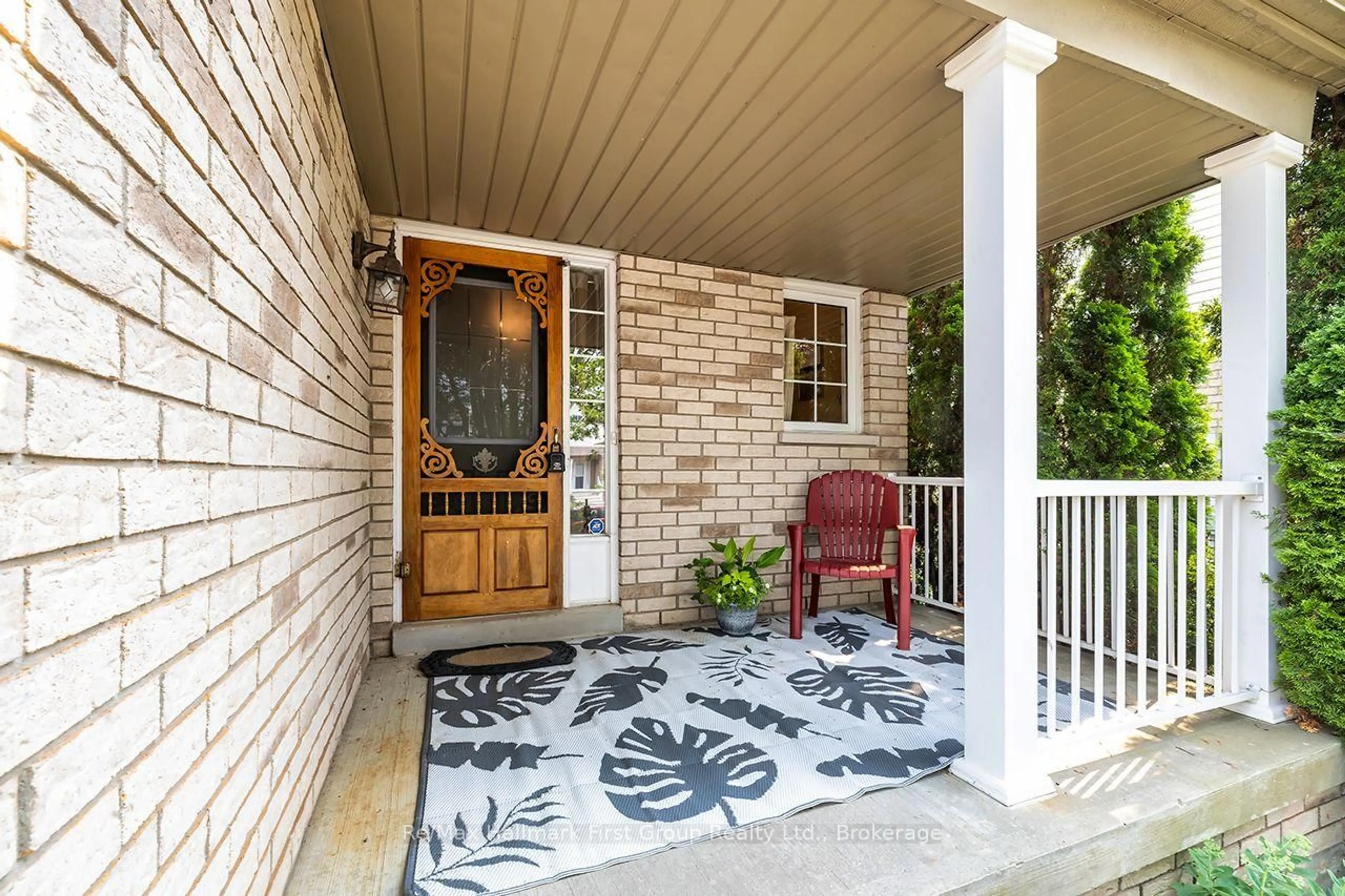 Indoor entryway for 10 Winchurch Dr, Scugog Ontario L9L 1T6