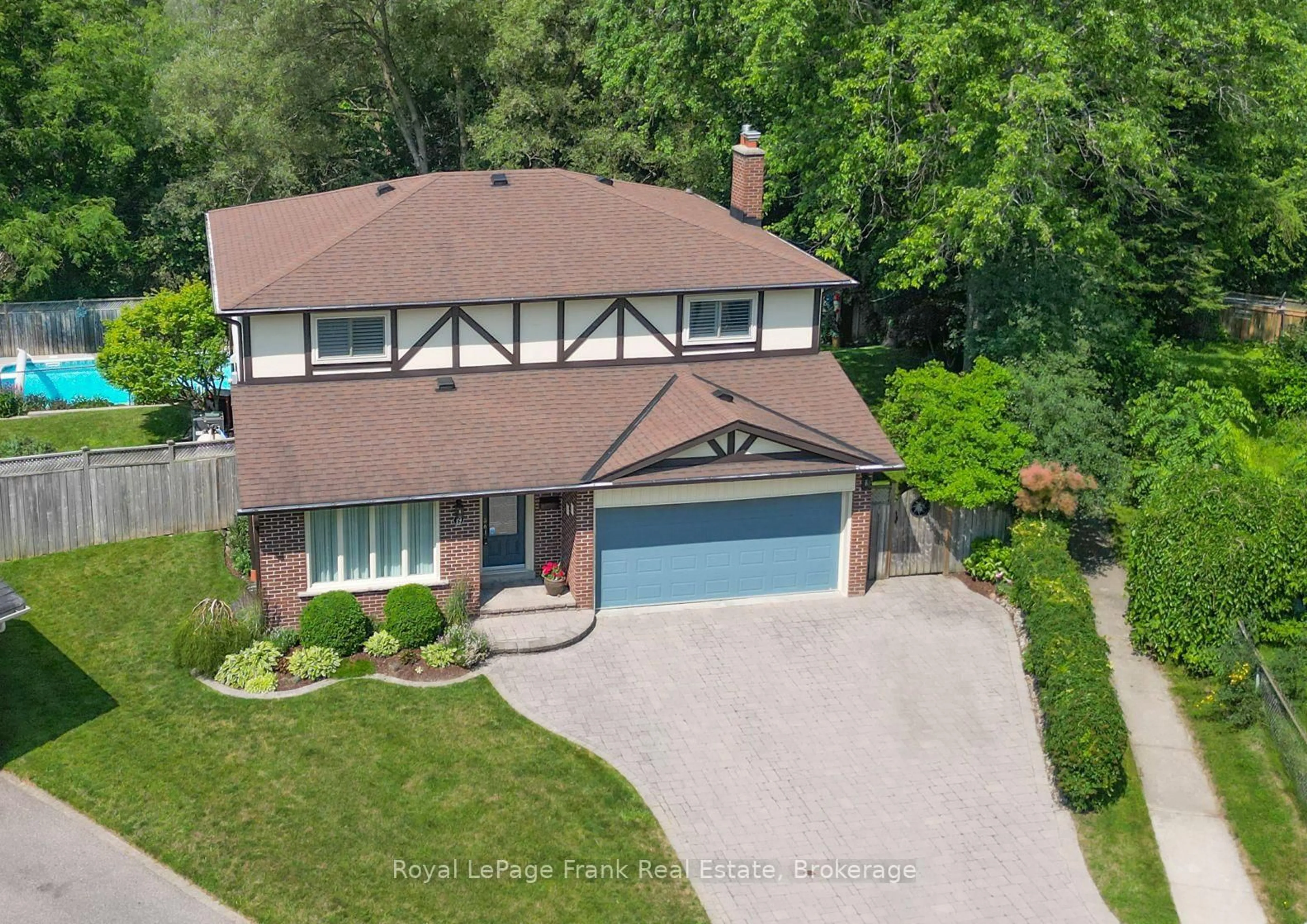 A pic from outside/outdoor area/front of a property/back of a property/a pic from drone, street for 19 Ann Arbour Crt, Whitby Ontario L1N 5T7