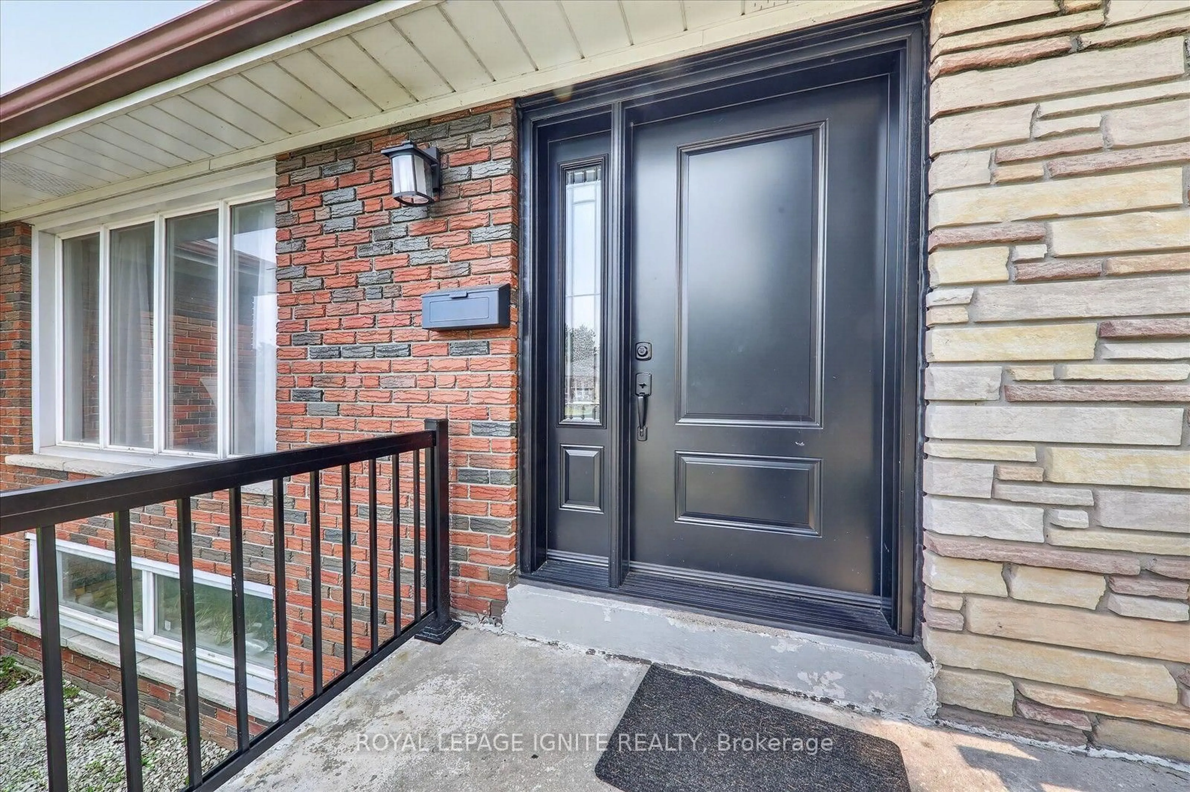 Indoor entryway for 7 Briarbluff Ave, Toronto Ontario M1E 3H2