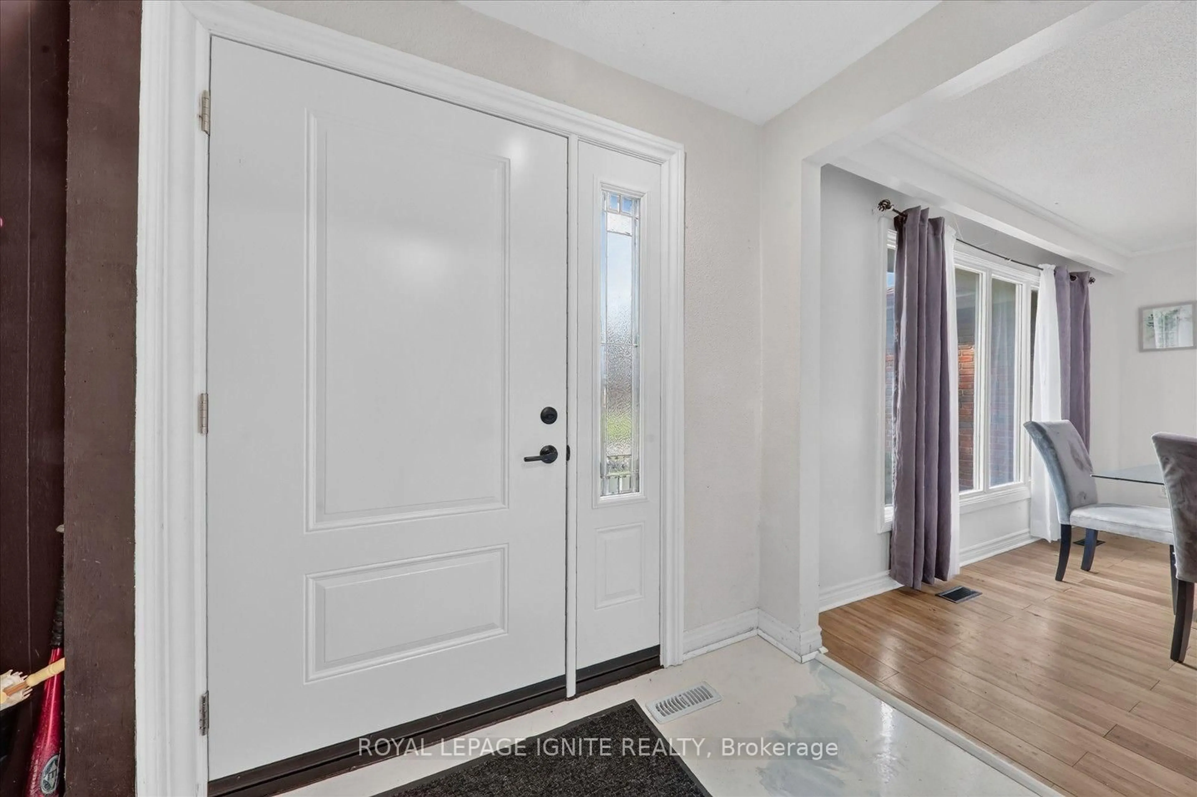 Indoor entryway for 7 Briarbluff Ave, Toronto Ontario M1E 3H2