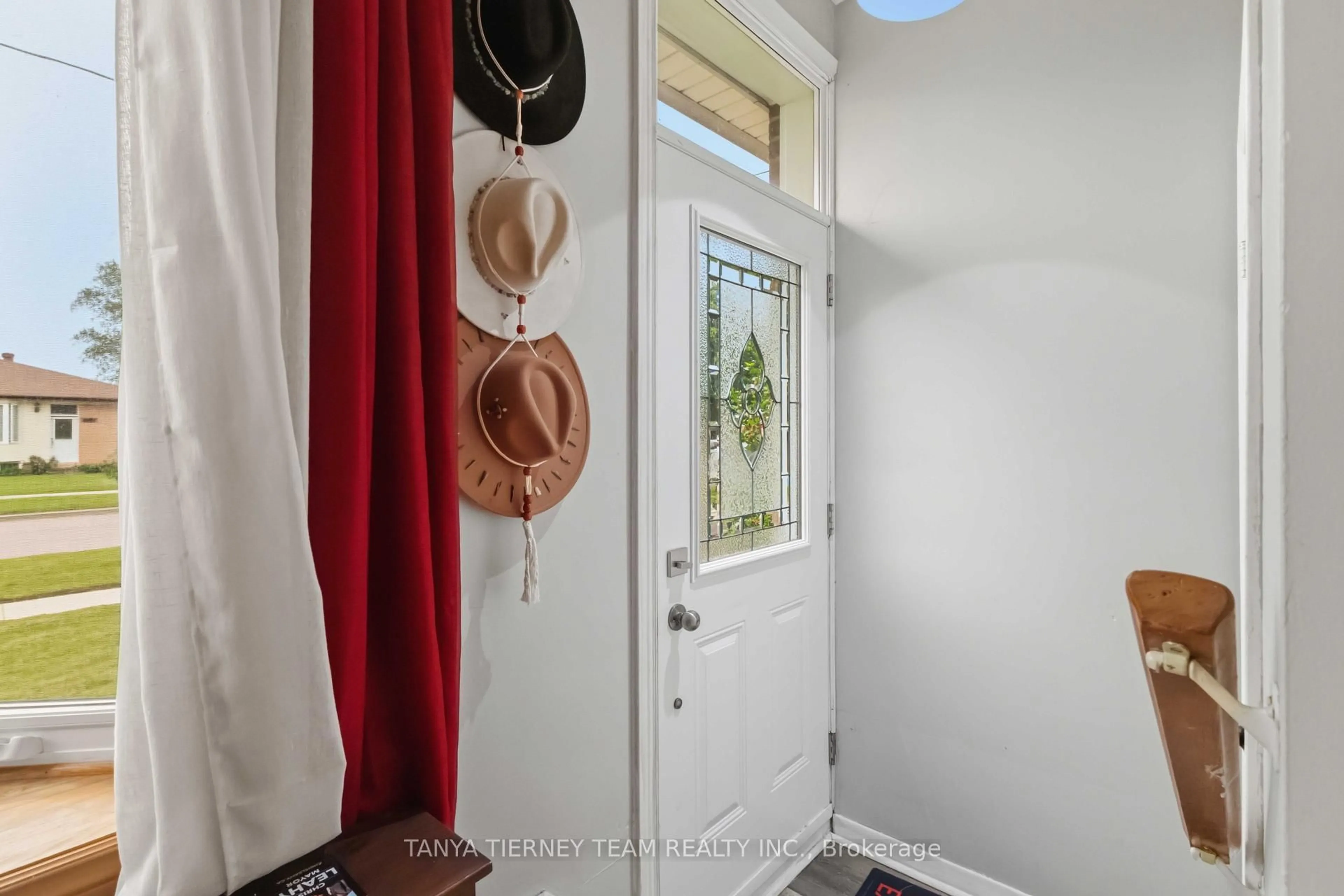 Indoor entryway for 322 Rosedale Dr, Whitby Ontario L1N 1Z3