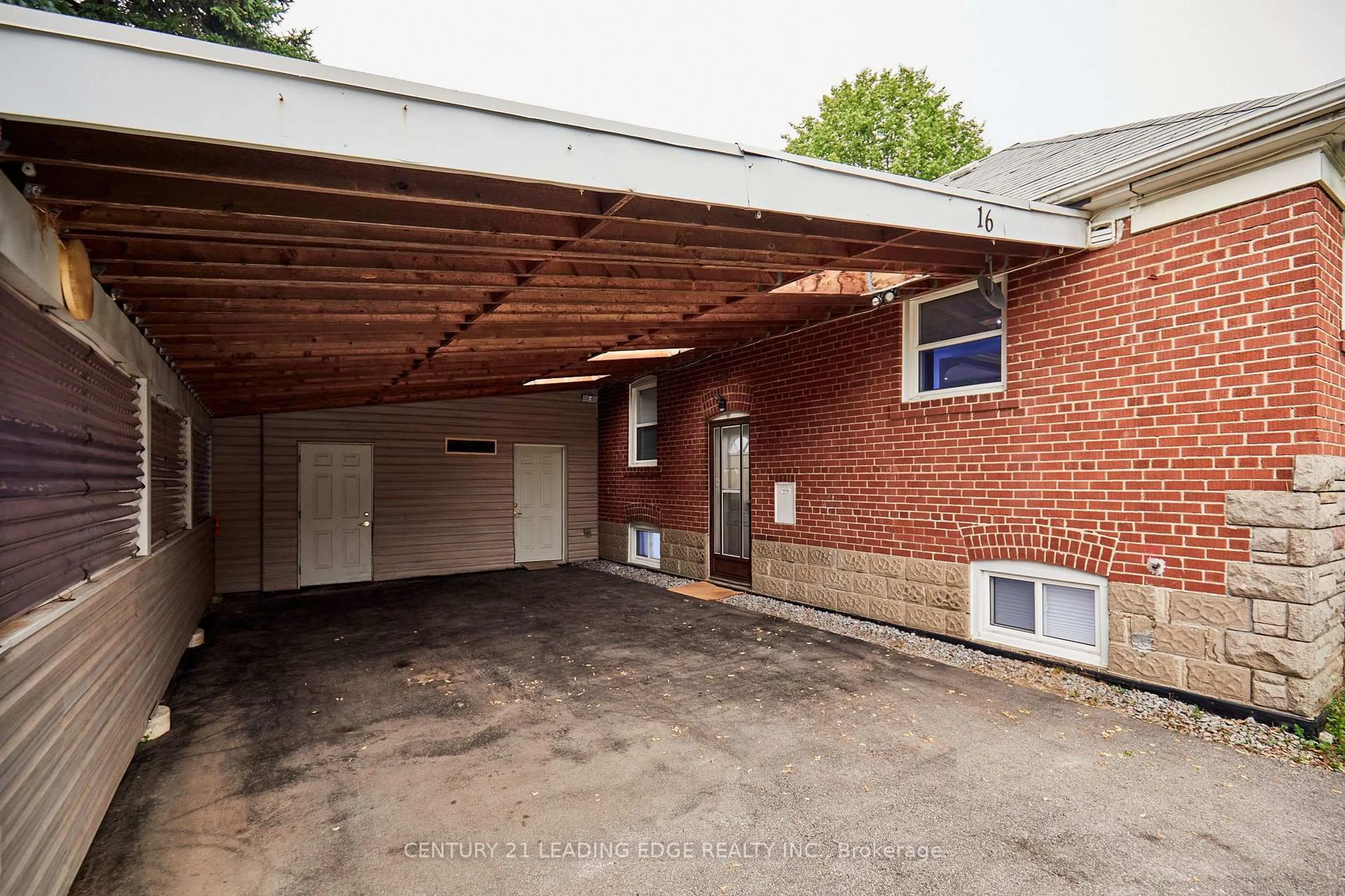 Indoor garage for 16 McCowan Rd, Toronto Ontario M1M 3L8