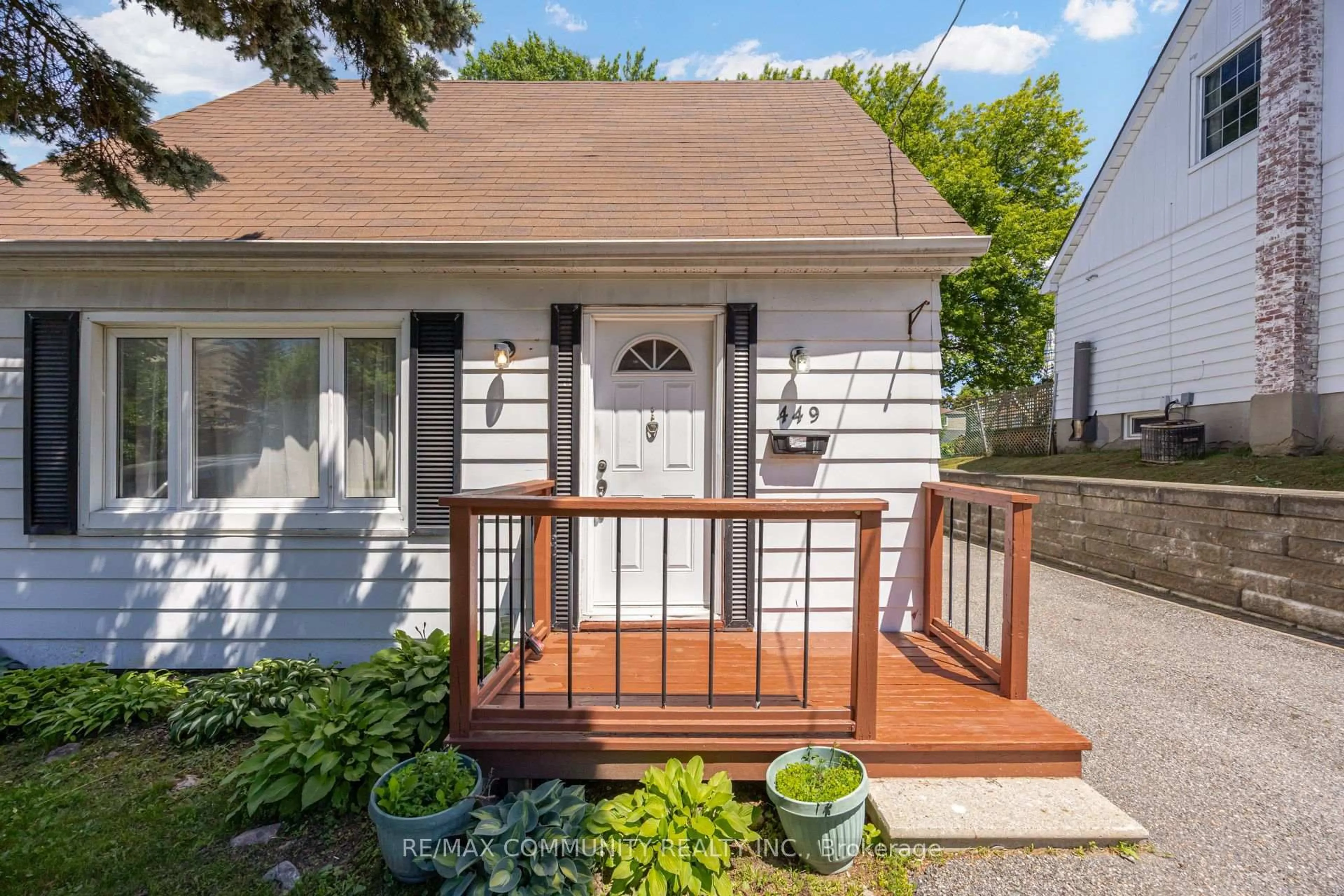 Home with vinyl exterior material, street for 449 Ritson Rd, Oshawa Ontario L1G 5P9