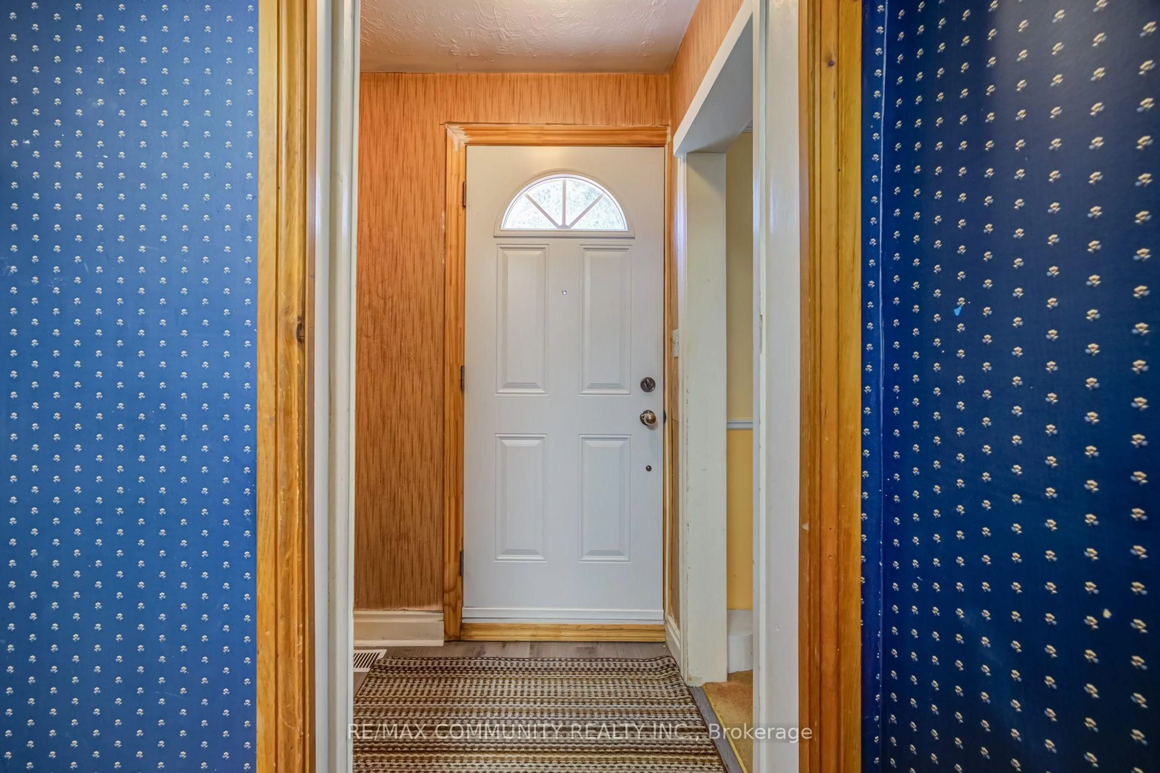 Indoor entryway for 449 Ritson Rd, Oshawa Ontario L1G 5P9