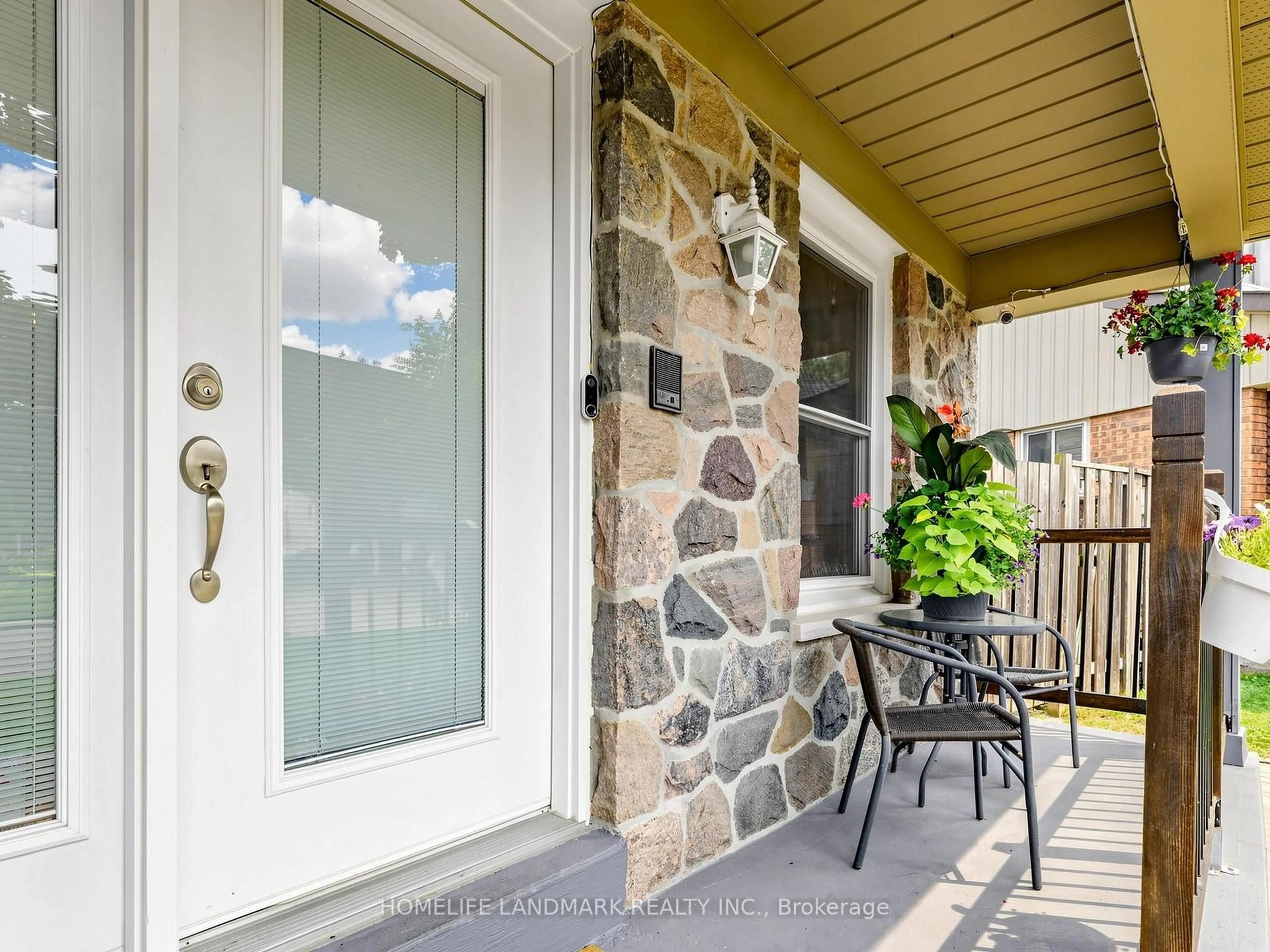 Indoor entryway for 662 Merlin Crt, Oshawa Ontario L1K 1M3