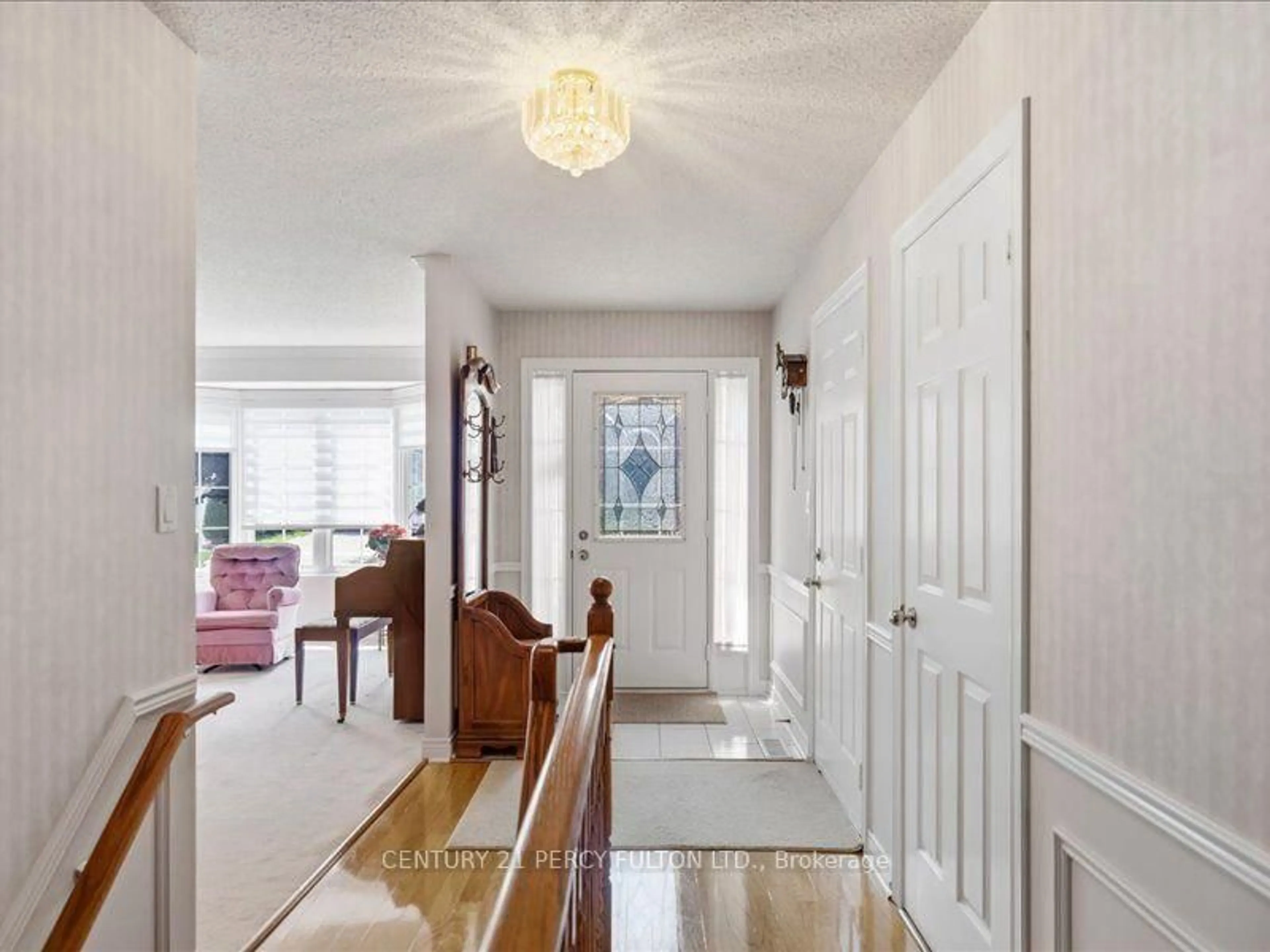 Indoor entryway for 896 Sundance Circ, Oshawa Ontario L1J 8P1