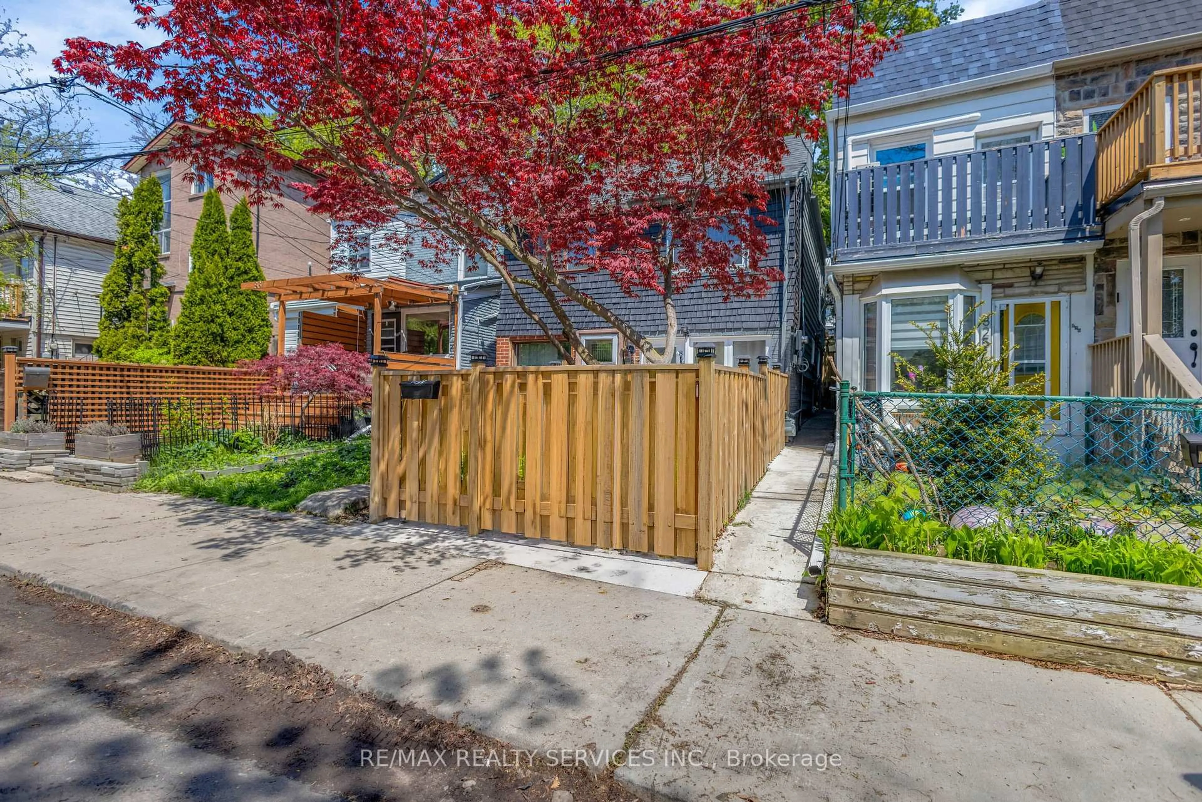Patio, street for 827 Craven Rd, Toronto Ontario M4L 2Z7