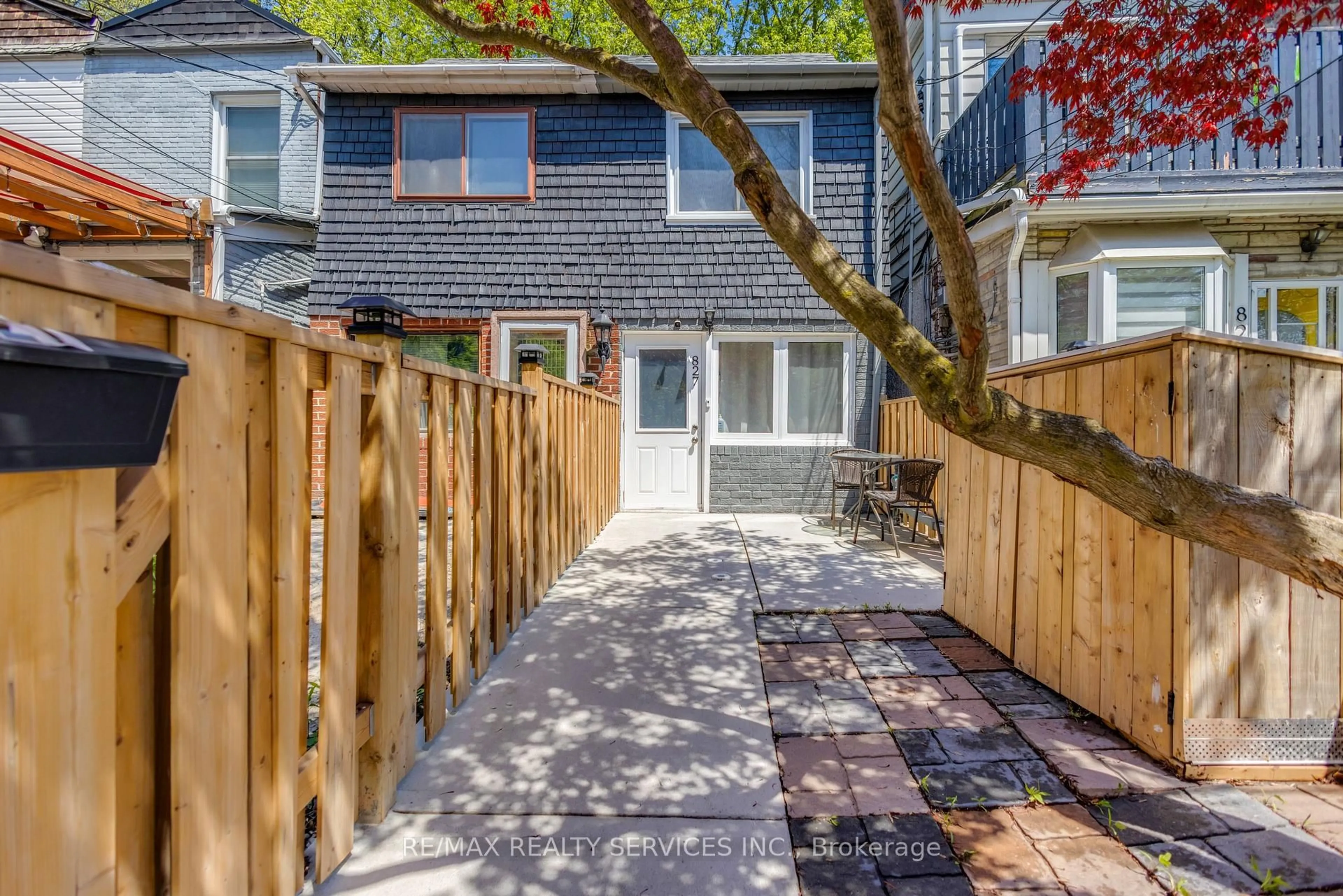 Patio, street for 827 Craven Rd, Toronto Ontario M4L 2Z7