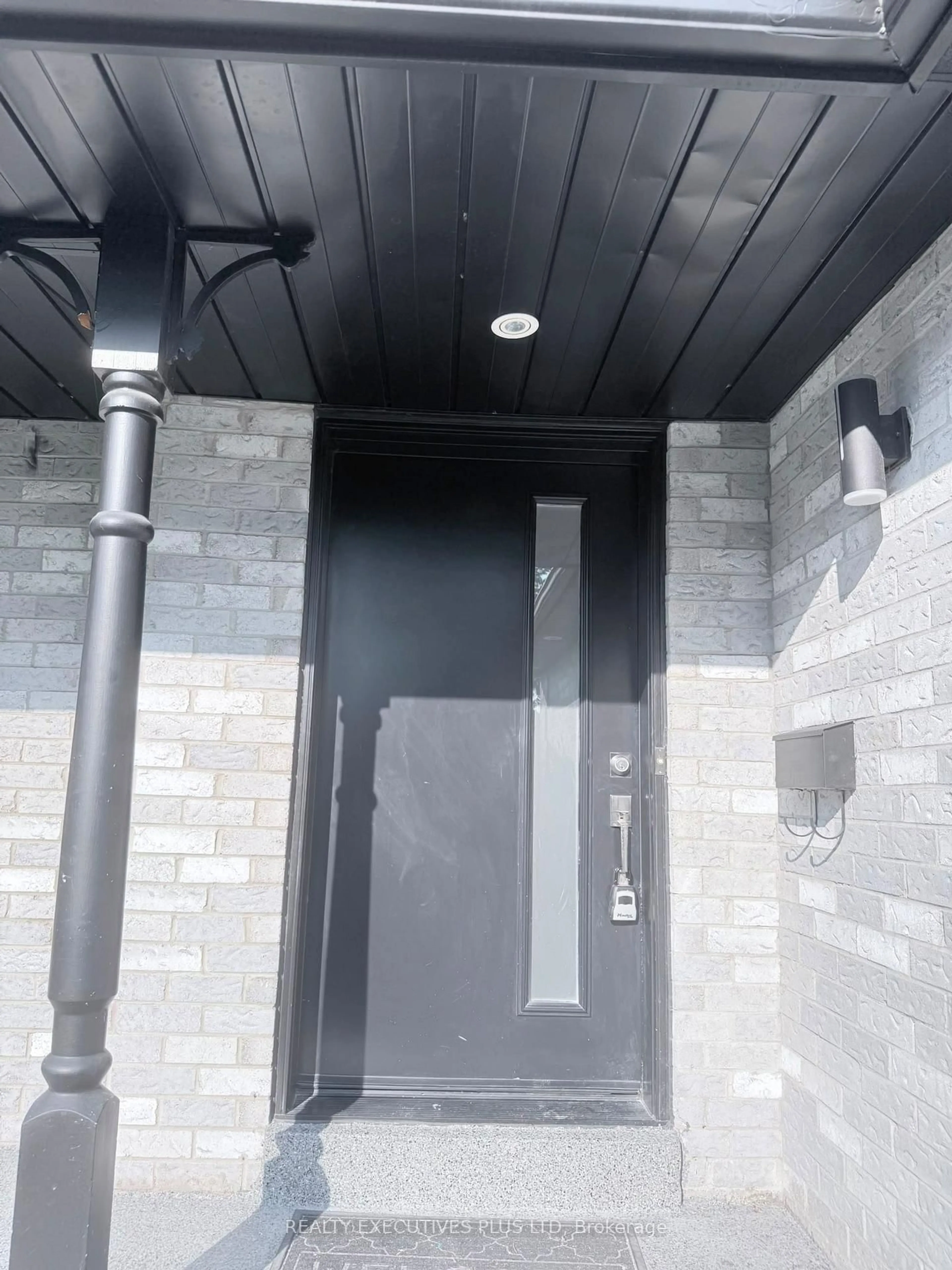 Indoor entryway for 693 Barnes Cres, Oshawa Ontario L1J 8K2