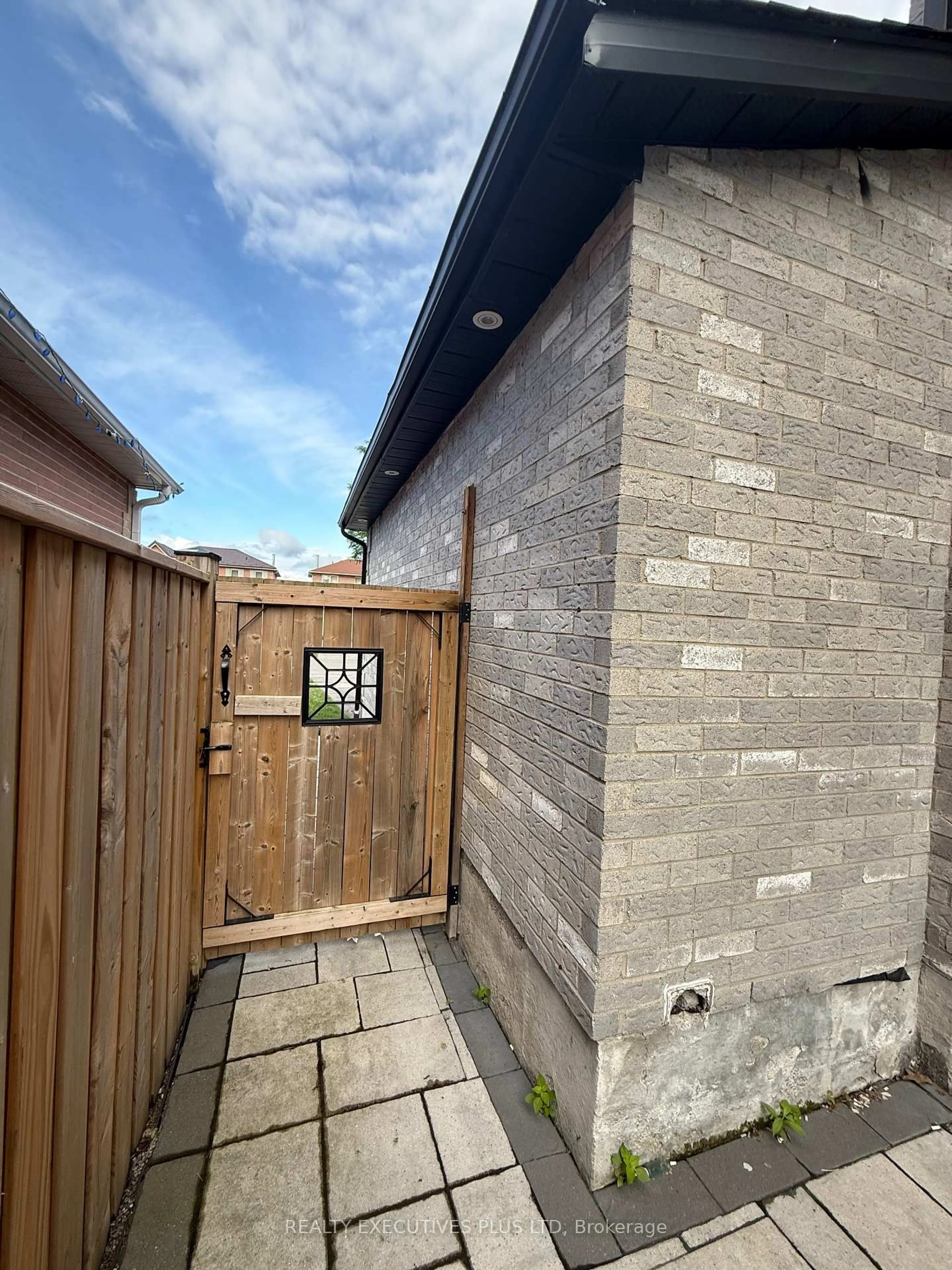 Unknown for 693 Barnes Cres, Oshawa Ontario L1J 8K2