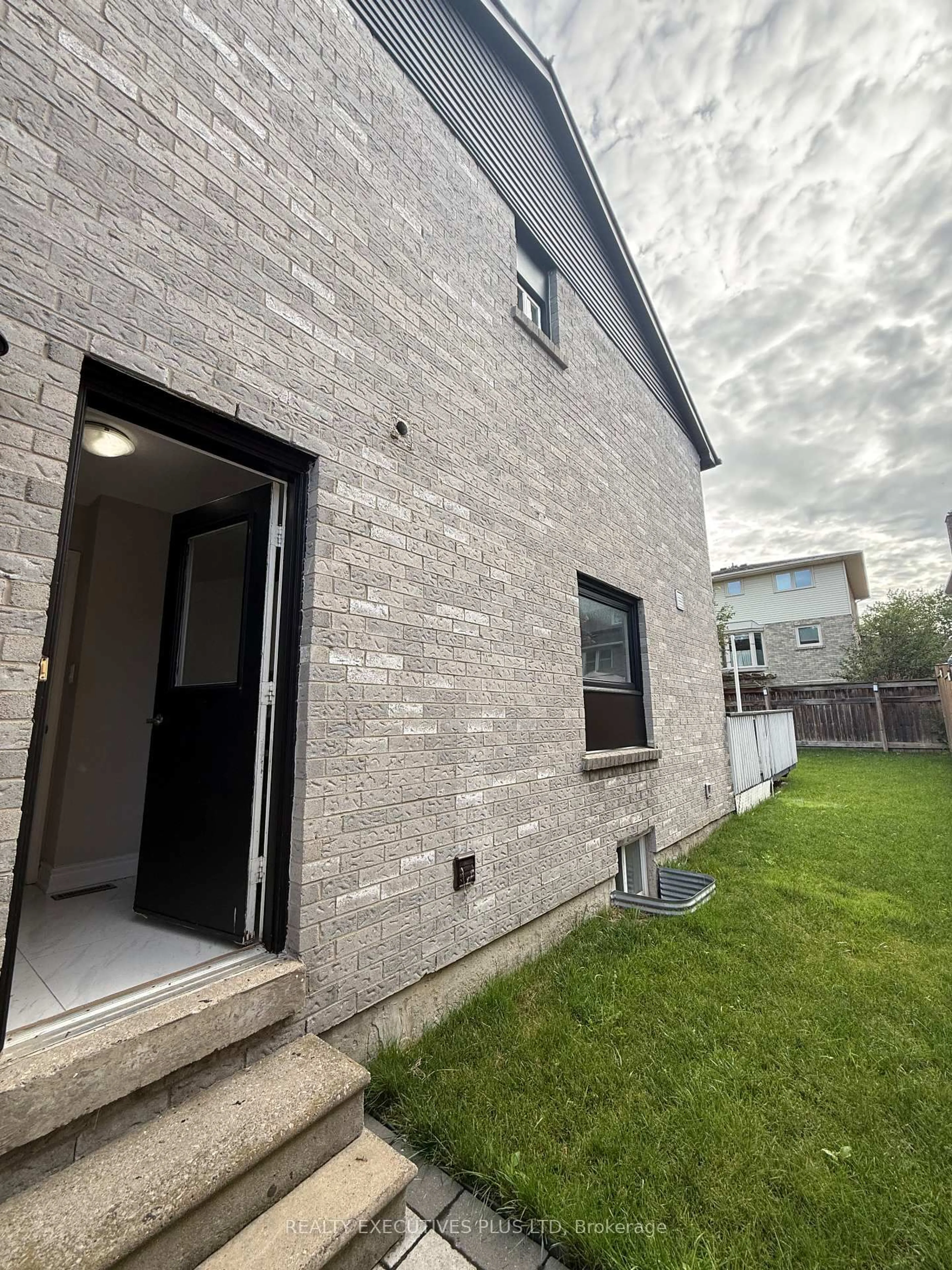 Home with brick exterior material, building for 693 Barnes Cres, Oshawa Ontario L1J 8K2