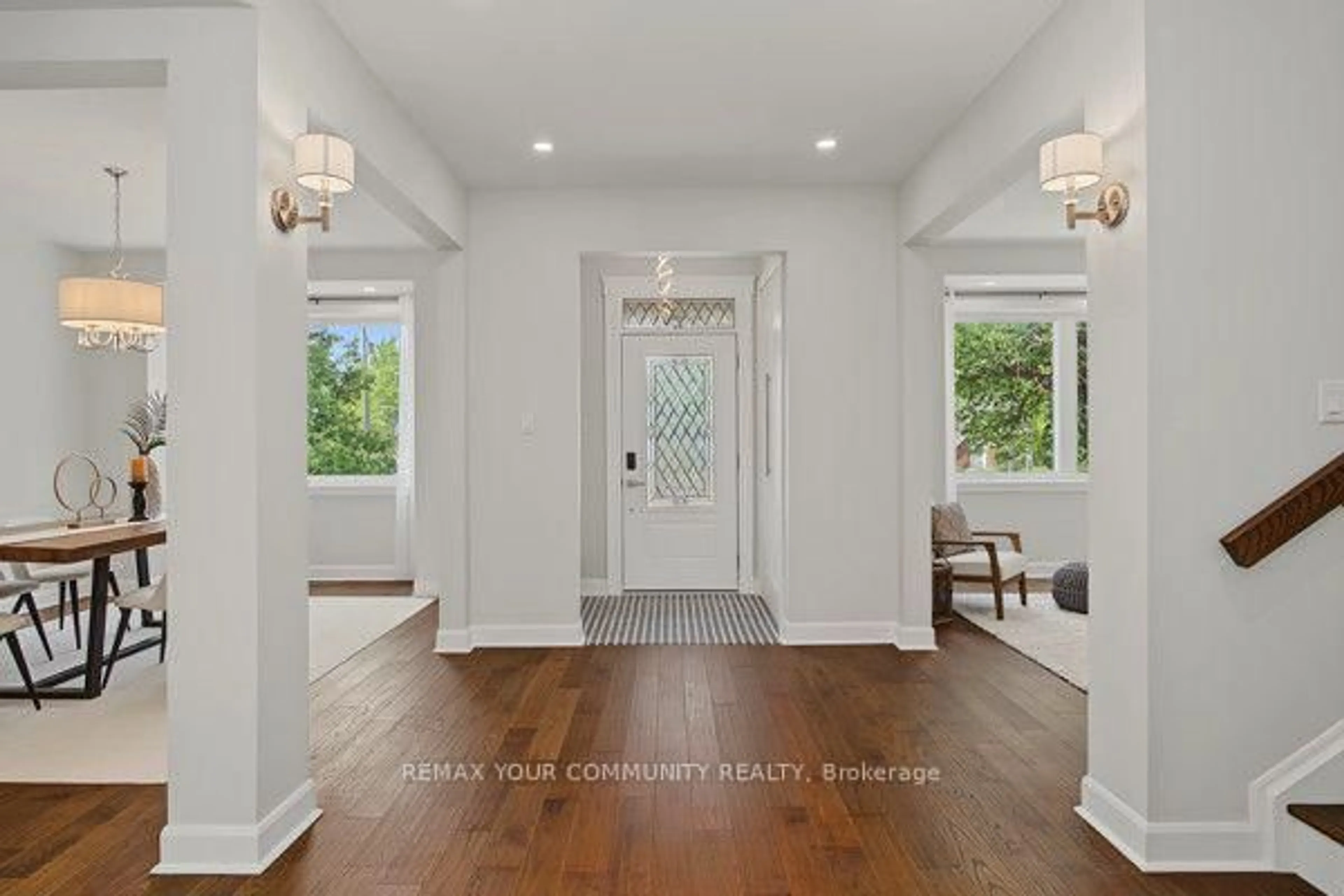 Indoor entryway for 1111 King St, Oshawa Ontario L1H 1H7