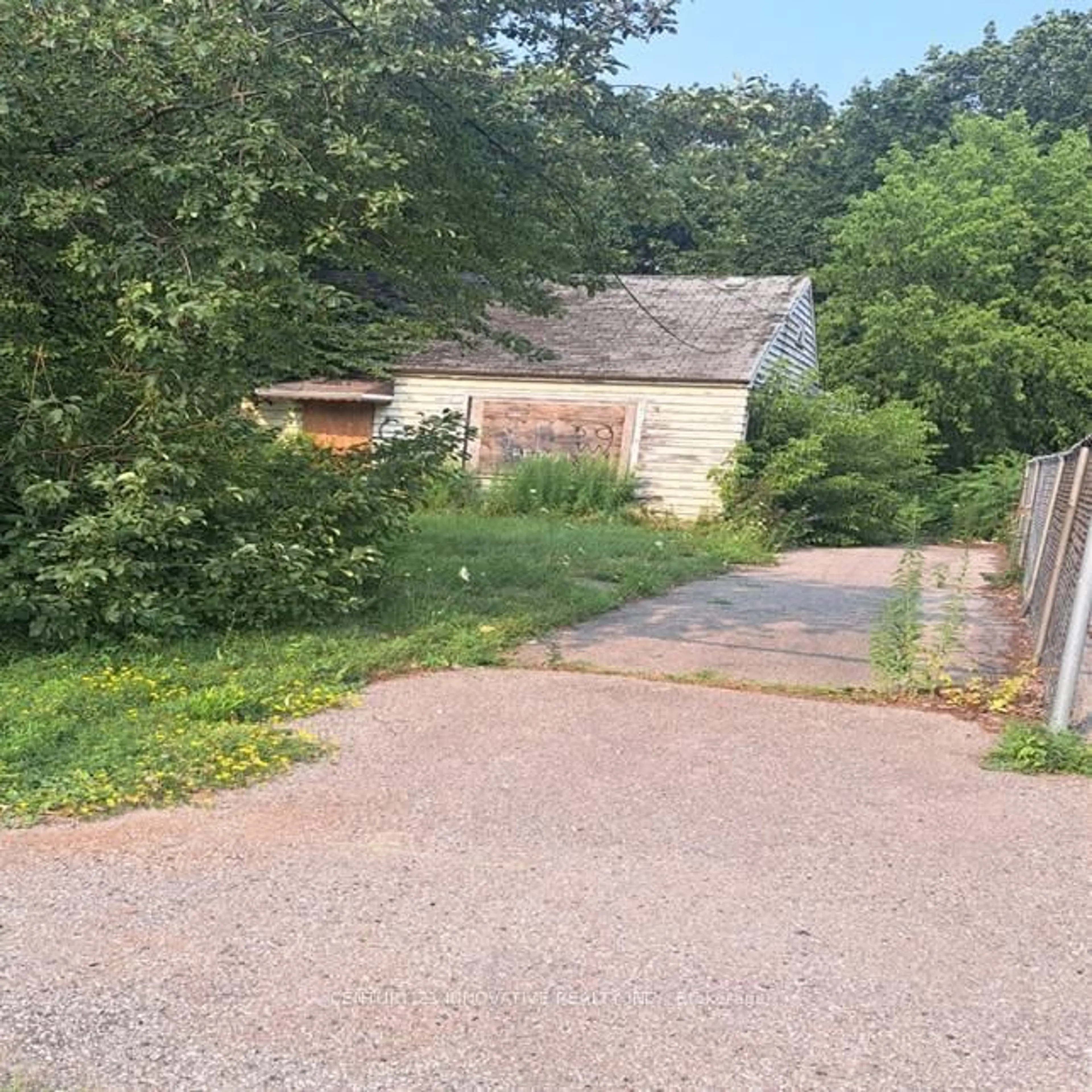 A pic from outside/outdoor area/front of a property/back of a property/a pic from drone, street for 11 Centre St, Toronto Ontario M1J 3B4