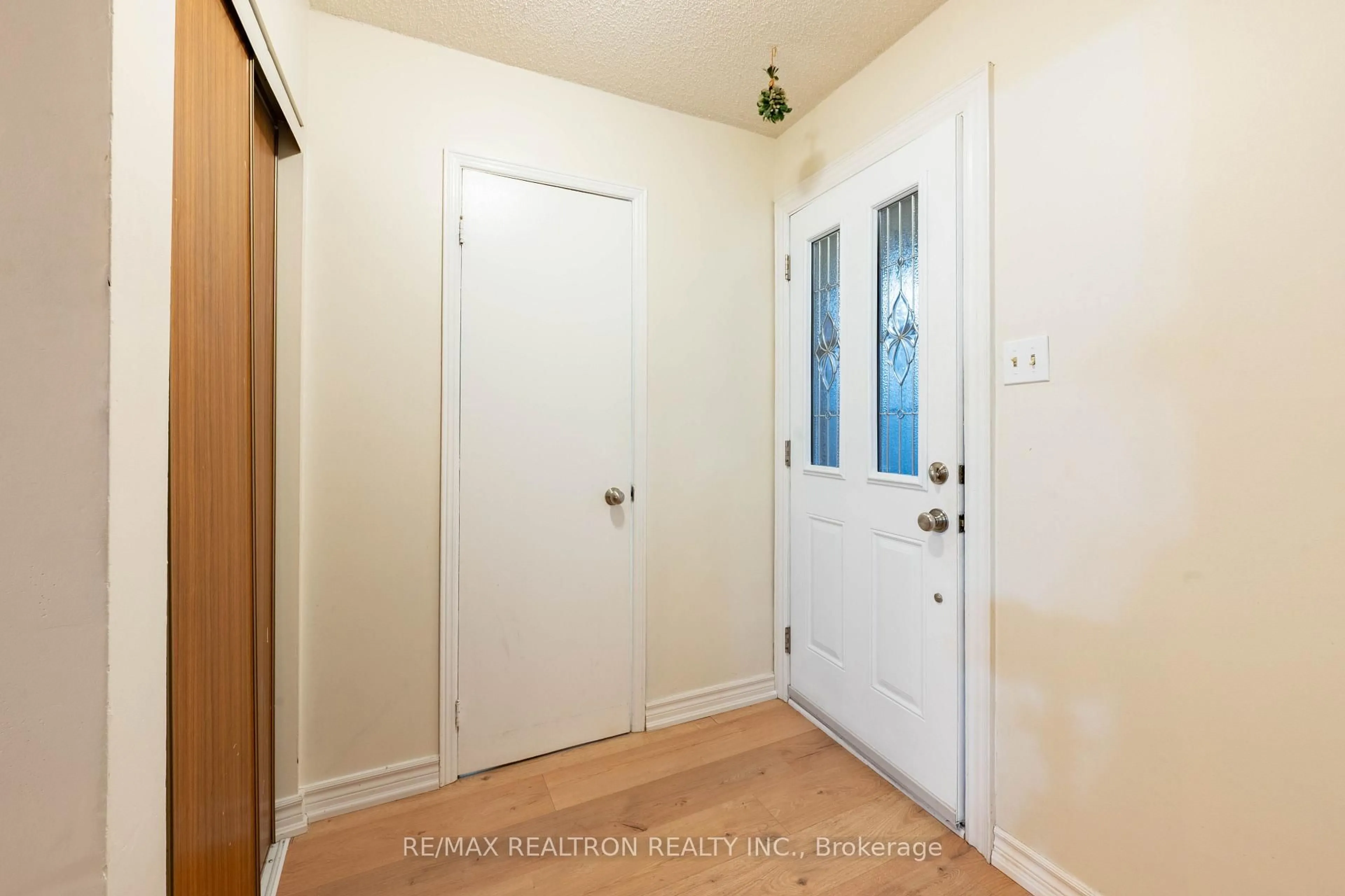 Indoor entryway for 95 Chalmers Cres, Ajax Ontario L1S 5Z6